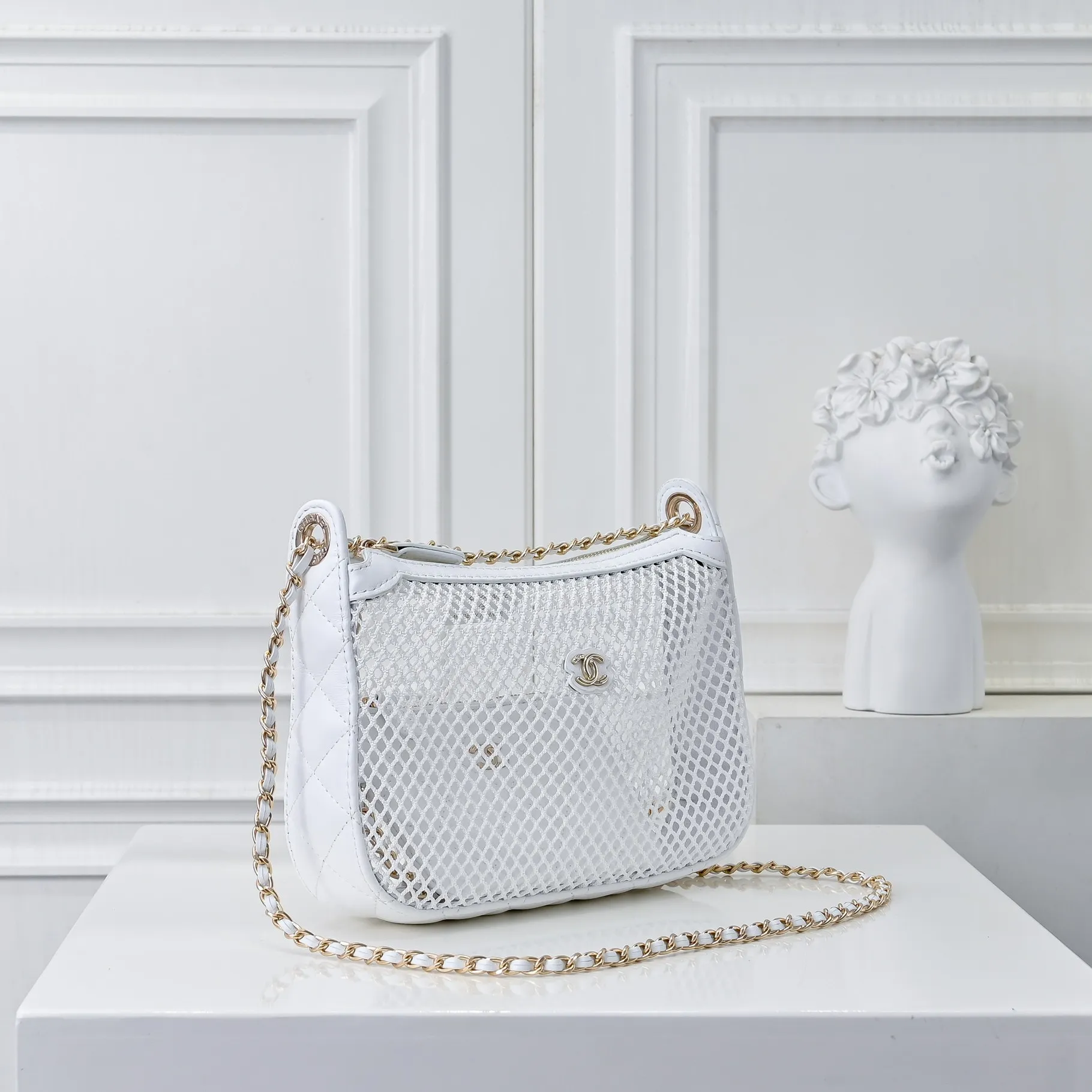 💰410￥👑CHANEL25S spring and summer popular series🔥Chanel fishnet gauze bag is made of hollow mesh, metal weaving/sheepskin mesh and other materials to create a light and breathable mesh bag effect. The double C logo is retained. The chain is interwoven with leather and metal and can be decorated with pearls, camellias and other decorations. The innovative attempt at hollow design and classic elements is really interesting!! Size 22x15cm, style number: 1231