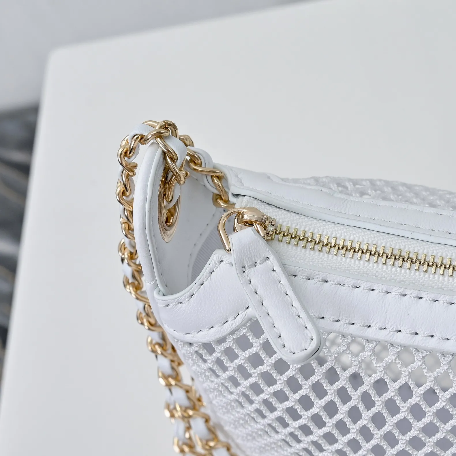 💰410￥👑CHANEL25S spring and summer popular series🔥Chanel fishnet gauze bag is made of hollow mesh, metal weaving/sheepskin mesh and other materials to create a light and breathable mesh bag effect. The double C logo is retained. The chain is interwoven with leather and metal and can be decorated with pearls, camellias and other decorations. The innovative attempt at hollow design and classic elements is really interesting!! Size 22x15cm, style number: 1231