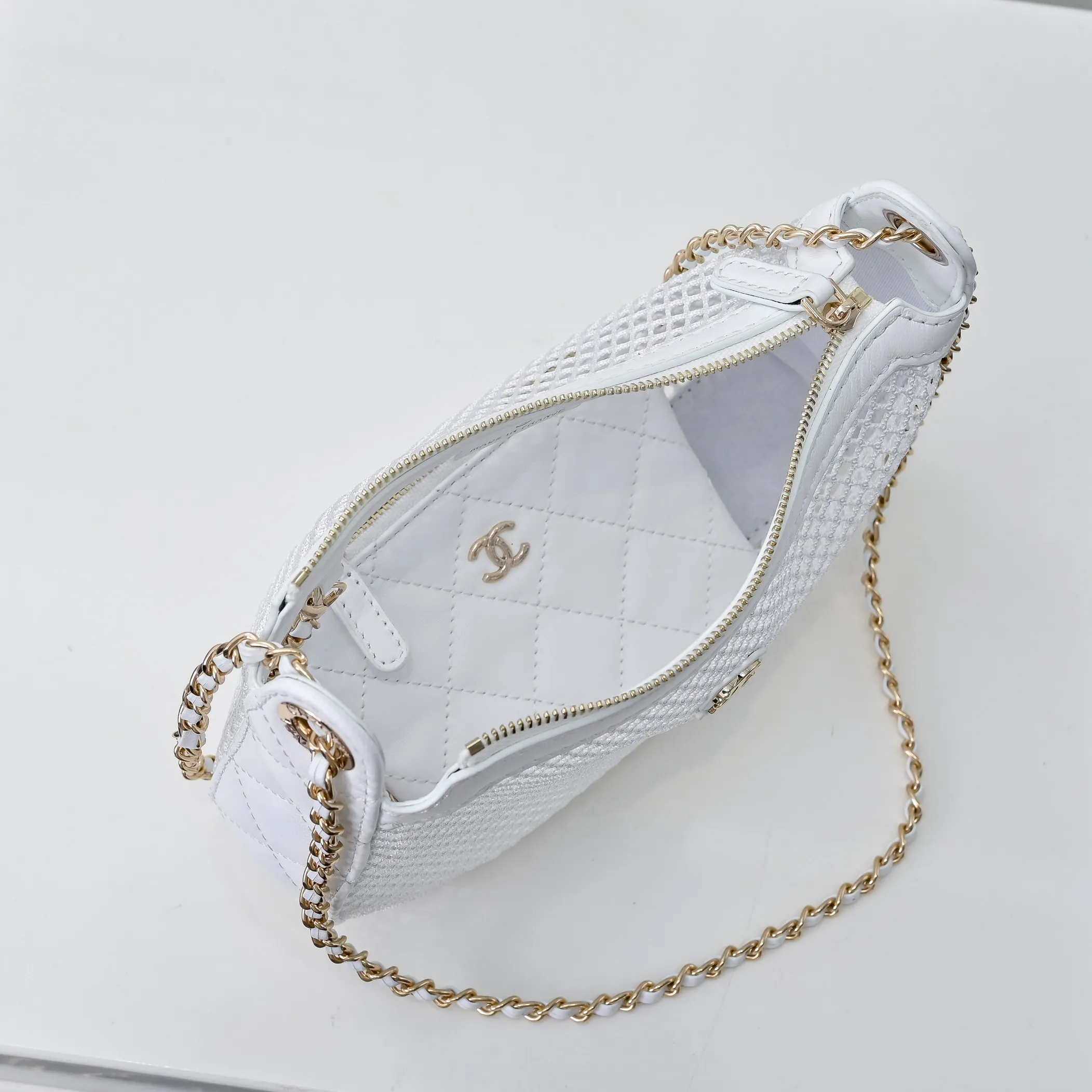 💰410￥👑CHANEL25S spring and summer popular series🔥Chanel fishnet gauze bag is made of hollow mesh, metal weaving/sheepskin mesh and other materials to create a light and breathable mesh bag effect. The double C logo is retained. The chain is interwoven with leather and metal and can be decorated with pearls, camellias and other decorations. The innovative attempt at hollow design and classic elements is really interesting!! Size 22x15cm, style number: 1231
