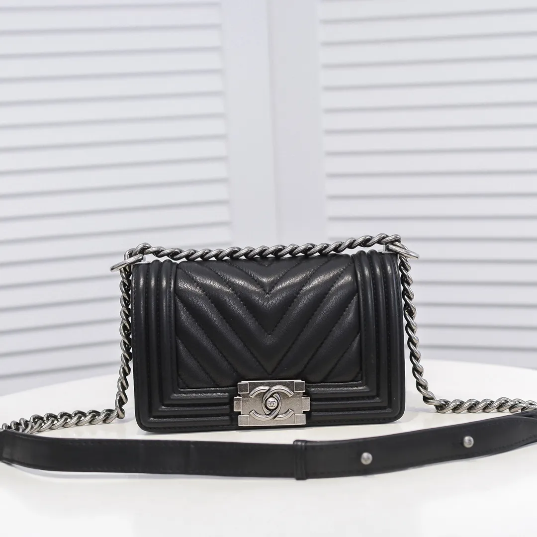 💰400￥ (Full sheepskin with original hardware) [Smile] Chanel Chanel 👑 Lambskin [Lightning] Thickened electroplated hardware accessories 🌈 The workmanship is comparable to the original order 💪 The bottom can be pinched and rebounded without trace, absolutely spot-on and real-life, fashionable and durable 💪💪 High-end quality, no pressure in and out of the drill cabinet 💏, size 20*12*7cm, style number 67085