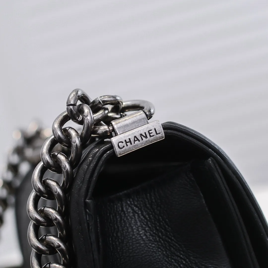 💰400￥ (Full sheepskin with original hardware) [Smile] Chanel Chanel 👑 Lambskin [Lightning] Thickened electroplated hardware accessories 🌈 The workmanship is comparable to the original order 💪 The bottom can be pinched and rebounded without trace, absolutely spot-on and real-life, fashionable and durable 💪💪 High-end quality, no pressure in and out of the drill cabinet 💏, size 20*12*7cm, style number 67085
