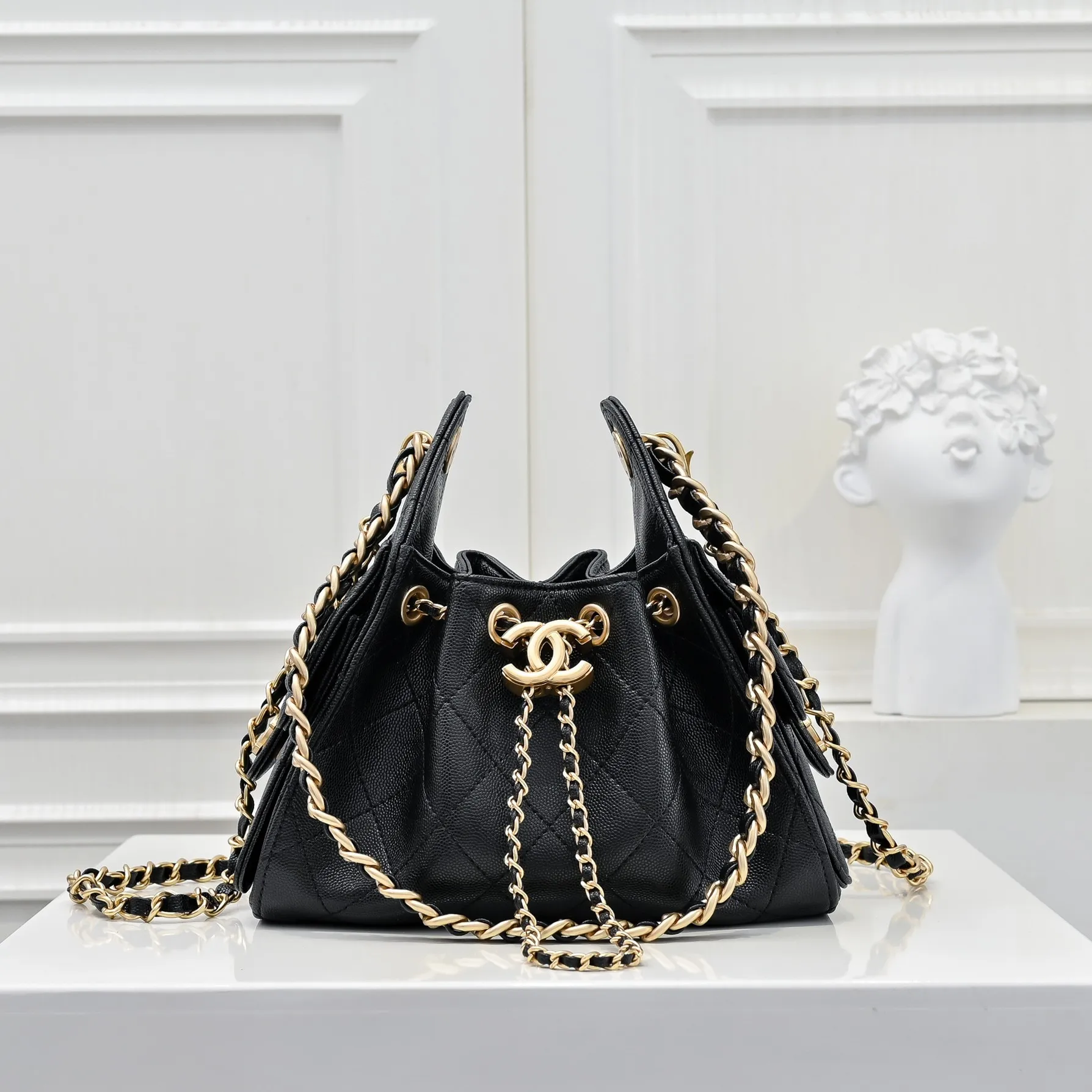💰480￥Mini chanel 25c bag king ball pattern cowhide hobo armpit bag hippie armpit bag mini retro gold coin button drawstring bucket bag + rhombus pattern + retro black gold classic chain design, full of high-end sense! A must-have for daily travel, with exquisite appearance and delicate texture, it can be easily worn in both casual and formal occasions. It is small and cute and comes with a cross-body chain, which is very nice. Size: 20x22x12.5cm Style number: 7016 Material: ball pattern