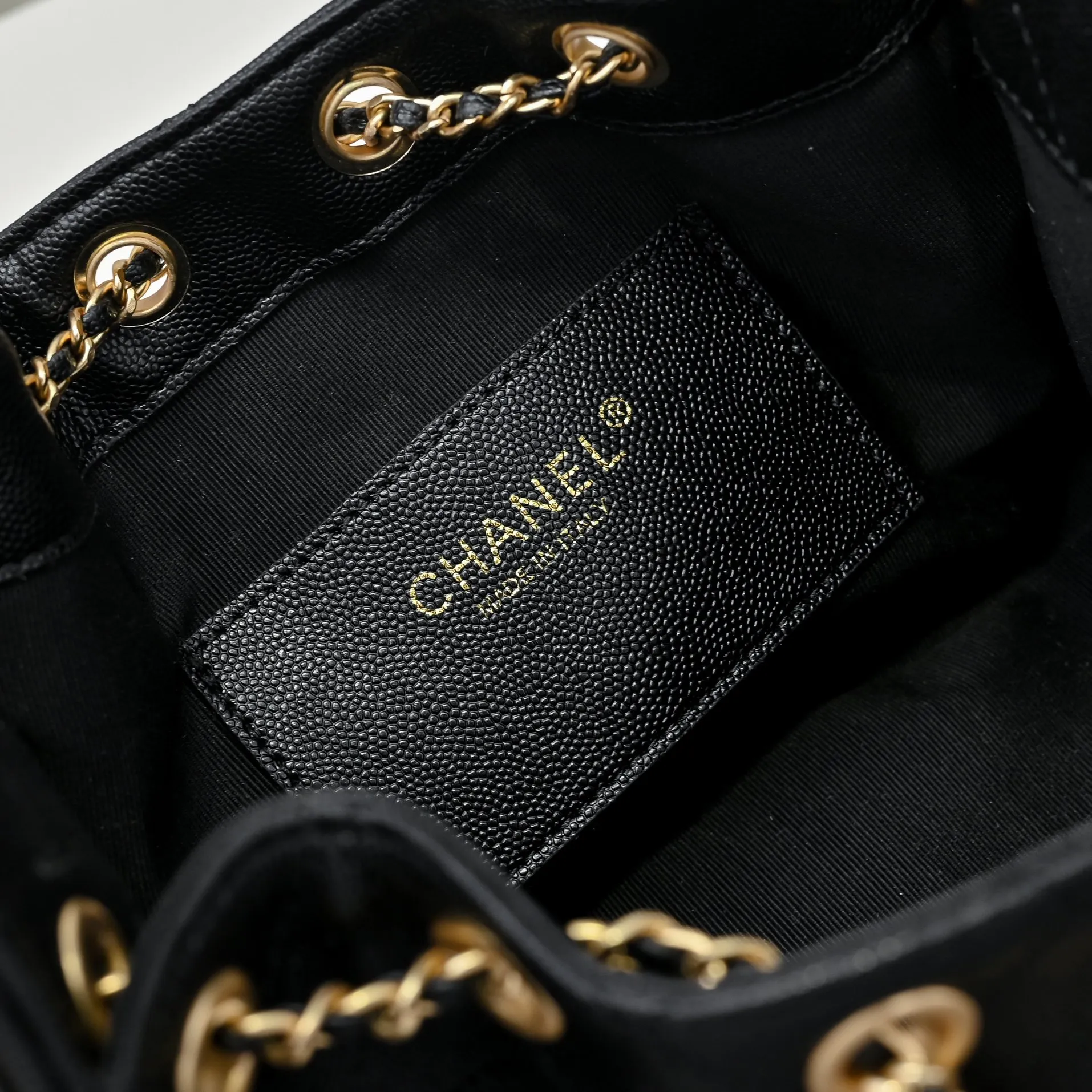 💰480￥Mini chanel 25c bag king ball pattern cowhide hobo armpit bag hippie armpit bag mini retro gold coin button drawstring bucket bag + rhombus pattern + retro black gold classic chain design, full of high-end sense! A must-have for daily travel, with exquisite appearance and delicate texture, it can be easily worn in both casual and formal occasions. It is small and cute and comes with a cross-body chain, which is very nice. Size: 20x22x12.5cm Style number: 7016 Material: ball pattern
