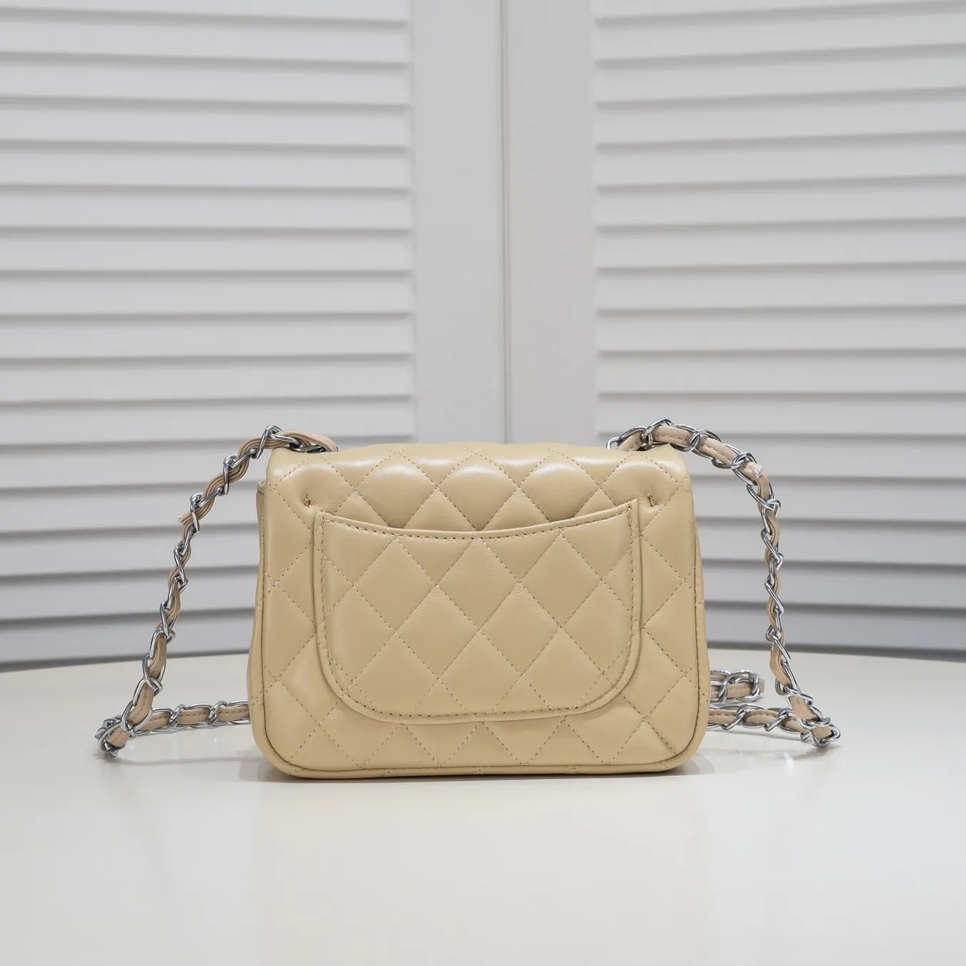 💰310￥Apricot Chanel🔺🚴🏼💸Choose high-quality sheepskin🌺Original split version to create one to one 💯The hand feel is first-class, 🌲The camera-shaped inspired design fully embodies perfection! [Qiang] [Qiang] Integrates art and practicality, [Ladybug] Gorgeous and low-key plump 💯📨📨Classic is irresistible, ♒ You have to receive it to understand ✈✈🍭🍭Insist on high quality and low price🐟🐟, model number: 1115, size: 17.5*13*5 cm