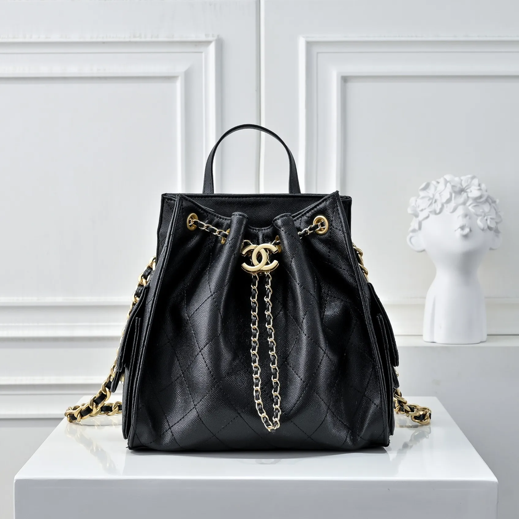 💰460￥Upgraded version of chanel 25c bag king ball pattern cowhide hobo shoulder hippie armpit bag small size retro gold coin button drawstring bucket bag + rhombus pattern + retro black gold classic chain design, full of high-end sense! A must-have for daily travel, with exquisite appearance and delicate texture, it can be easily worn in both casual and formal occasions. Size: 23-23-14 Style No.: 7017 Material: ball-grained cowhide