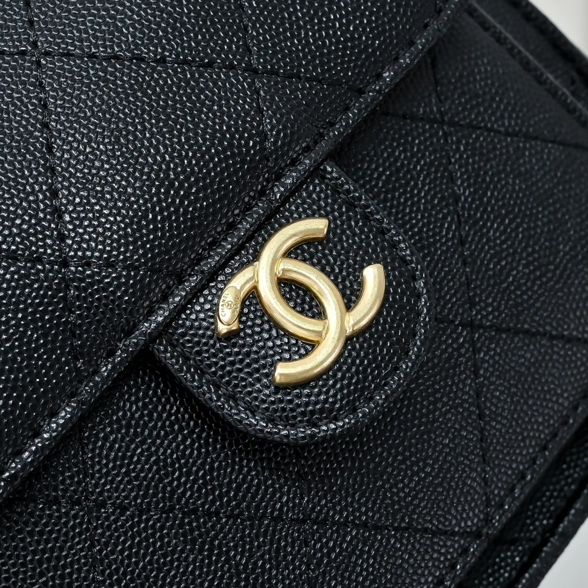 💰460￥Upgraded version of chanel 25c bag king ball pattern cowhide hobo shoulder hippie armpit bag small size retro gold coin button drawstring bucket bag + rhombus pattern + retro black gold classic chain design, full of high-end sense! A must-have for daily travel, with exquisite appearance and delicate texture, it can be easily worn in both casual and formal occasions. Size: 23-23-14 Style No.: 7017 Material: ball-grained cowhide