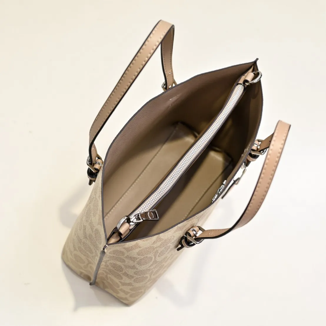 P340 [Top original order] Style number: CV965 Size: 25*19*12cm