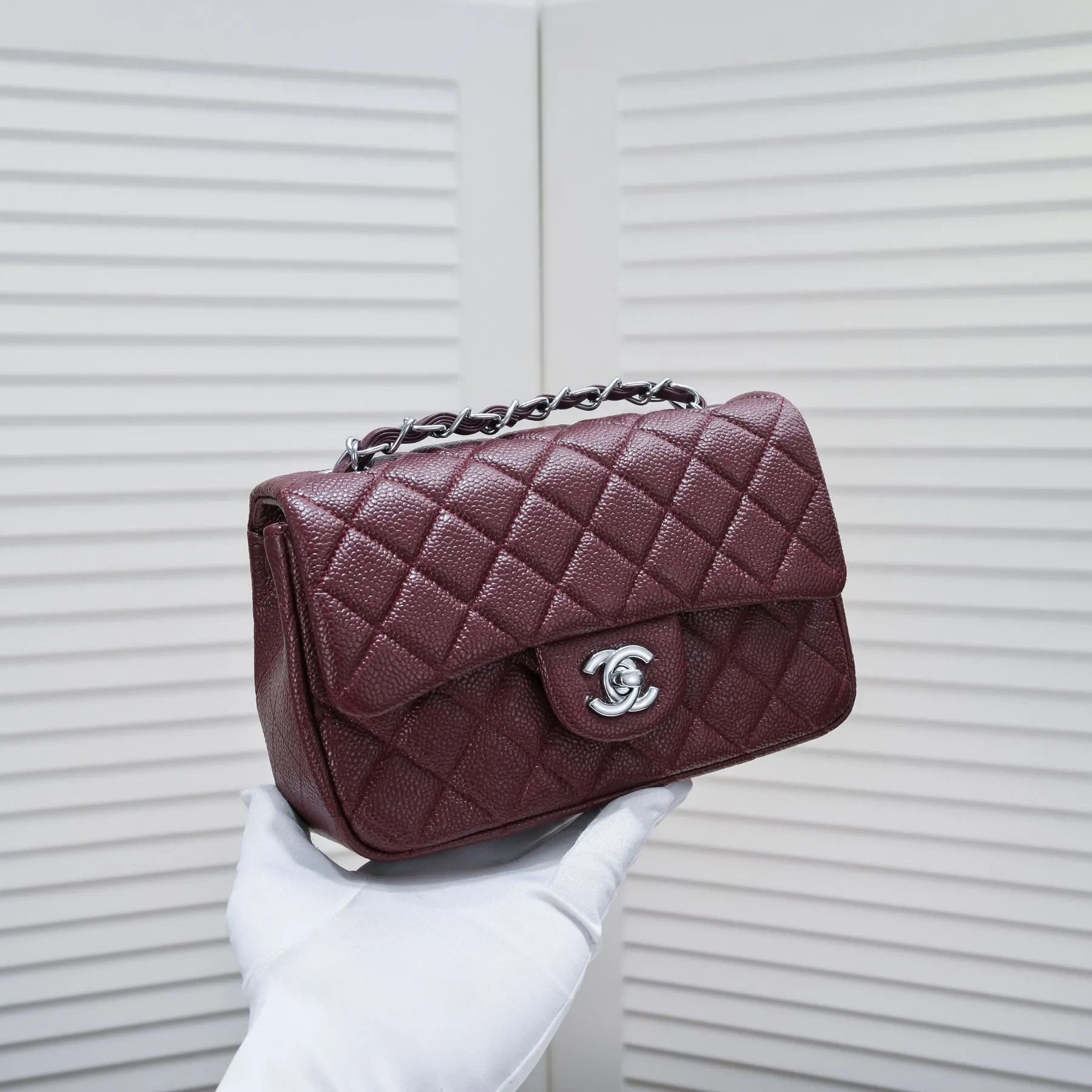 💰320￥Maroon Red💥CF Versatile Caviar Leather🌹 Chanel💃🏻‼ ️Eternal classic style [shy] noble temperament💃🏻favorite of celebrities🌟soft leather and high-end👍counter hardware exquisite workmanship to reject defects [strong] both dazzling and feminine 😝[strong] luxurious and durable🌟size: 20*14*7cm style number 1116 reverse edge