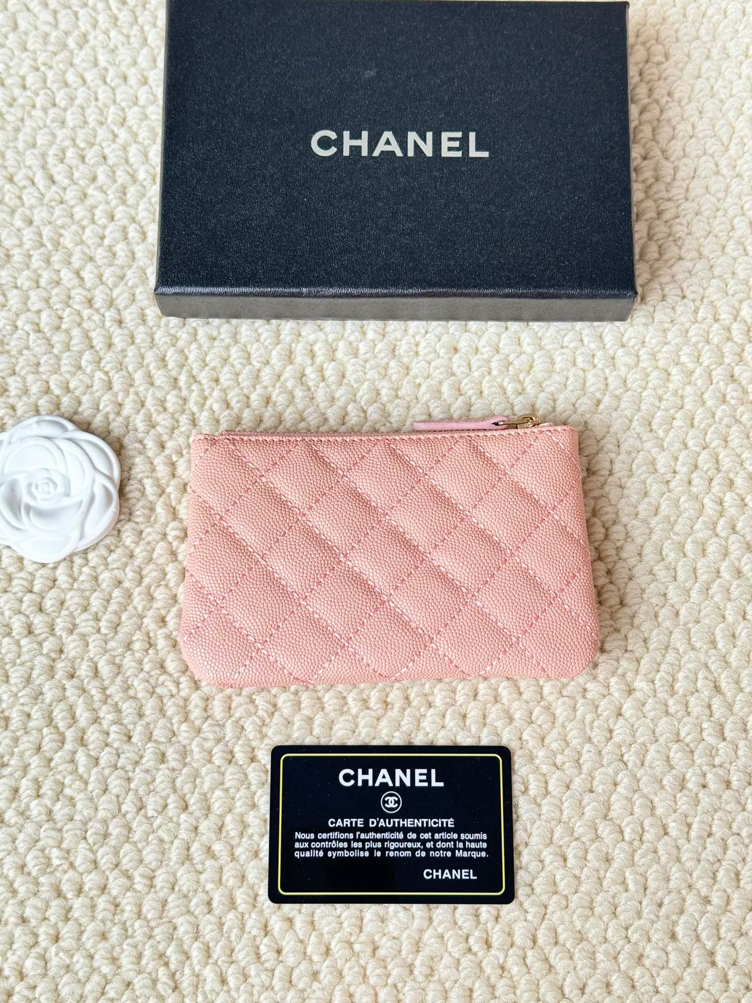 💰130 CHANEL Classic Caviar has a fresh design, with an exquisite replica flavor, very beautiful, the latest in 2023 from the official website🆕Card holder Caviar medium ball grain cowhide is scratch-resistant and has a super glossy feel. It is troublesome to carry a bag that is too big in summer. It is suitable for putting in a mini bag and convenient for carrying in your pocket😍 The bag has a zipper, which is super practical. You can also put cards, change, coins, and keys inside! Style number: 82365 Size: 15*8.5