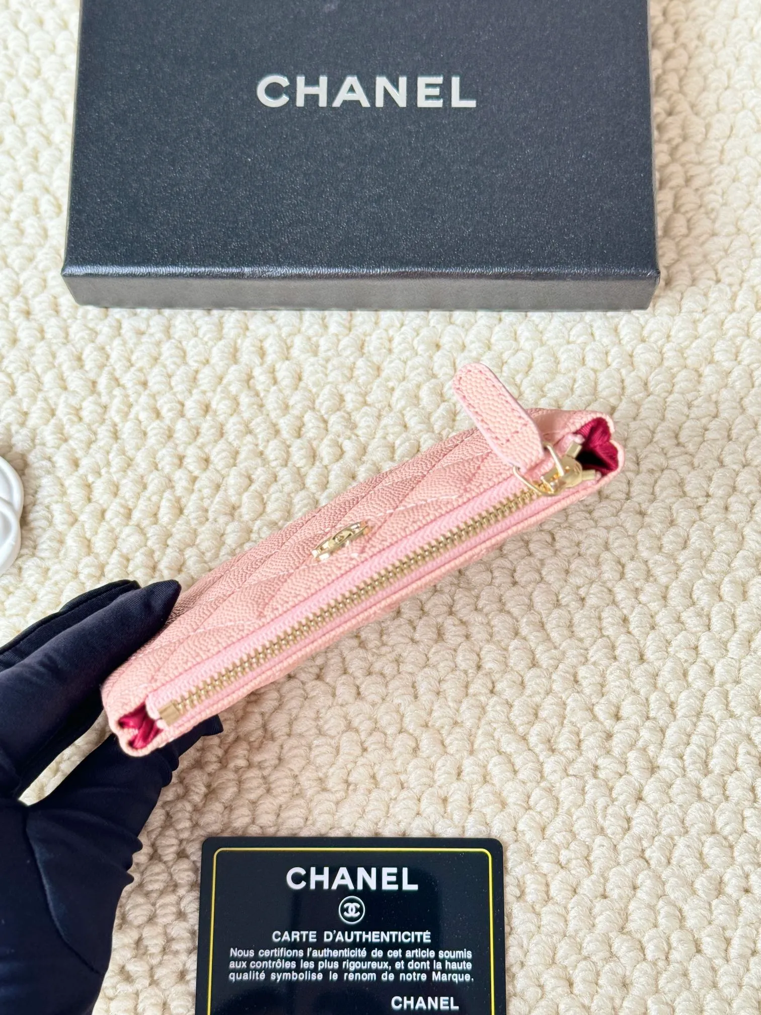💰130 CHANEL Classic Caviar has a fresh design, with an exquisite replica flavor, very beautiful, the latest in 2023 from the official website🆕Card holder Caviar medium ball grain cowhide is scratch-resistant and has a super glossy feel. It is troublesome to carry a bag that is too big in summer. It is suitable for putting in a mini bag and convenient for carrying in your pocket😍 The bag has a zipper, which is super practical. You can also put cards, change, coins, and keys inside! Style number: 82365 Size: 15*8.5