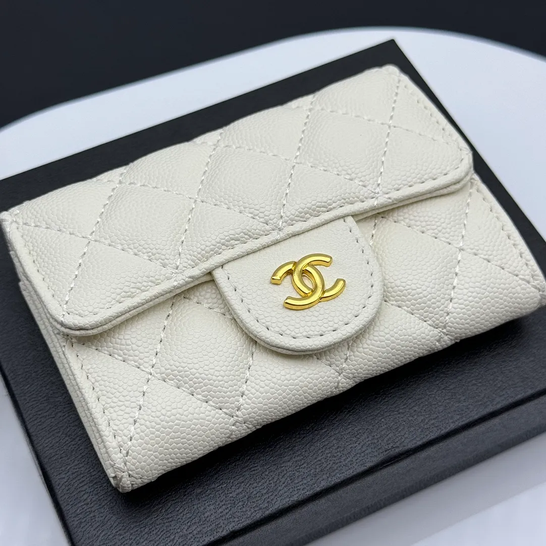 💰130 💎Top quality 💖 𝑪𝑯𝑨𝑵𝑬𝑳 Caviar white/gold 💌 23K classic diamond pattern lambskin Chanel wallet 👛 CHANEL Classic Series Many new cf small card bags have arrived! This card holder has an extra card pocket at the back than the previous classic card holder❤️You can store cards and coins separately😊A very practical coin purse❤️Model number: AP458 Size: 11X7.5X2