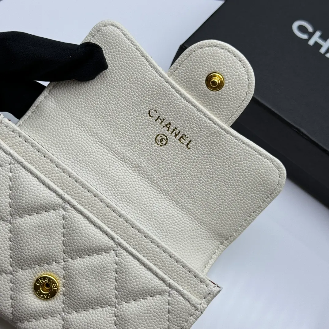 💰130 💎Top quality 💖 𝑪𝑯𝑨𝑵𝑬𝑳 Caviar white/gold 💌 23K classic diamond pattern lambskin Chanel wallet 👛 CHANEL Classic Series Many new cf small card bags have arrived! This card holder has an extra card pocket at the back than the previous classic card holder❤️You can store cards and coins separately😊A very practical coin purse❤️Model number: AP458 Size: 11X7.5X2
