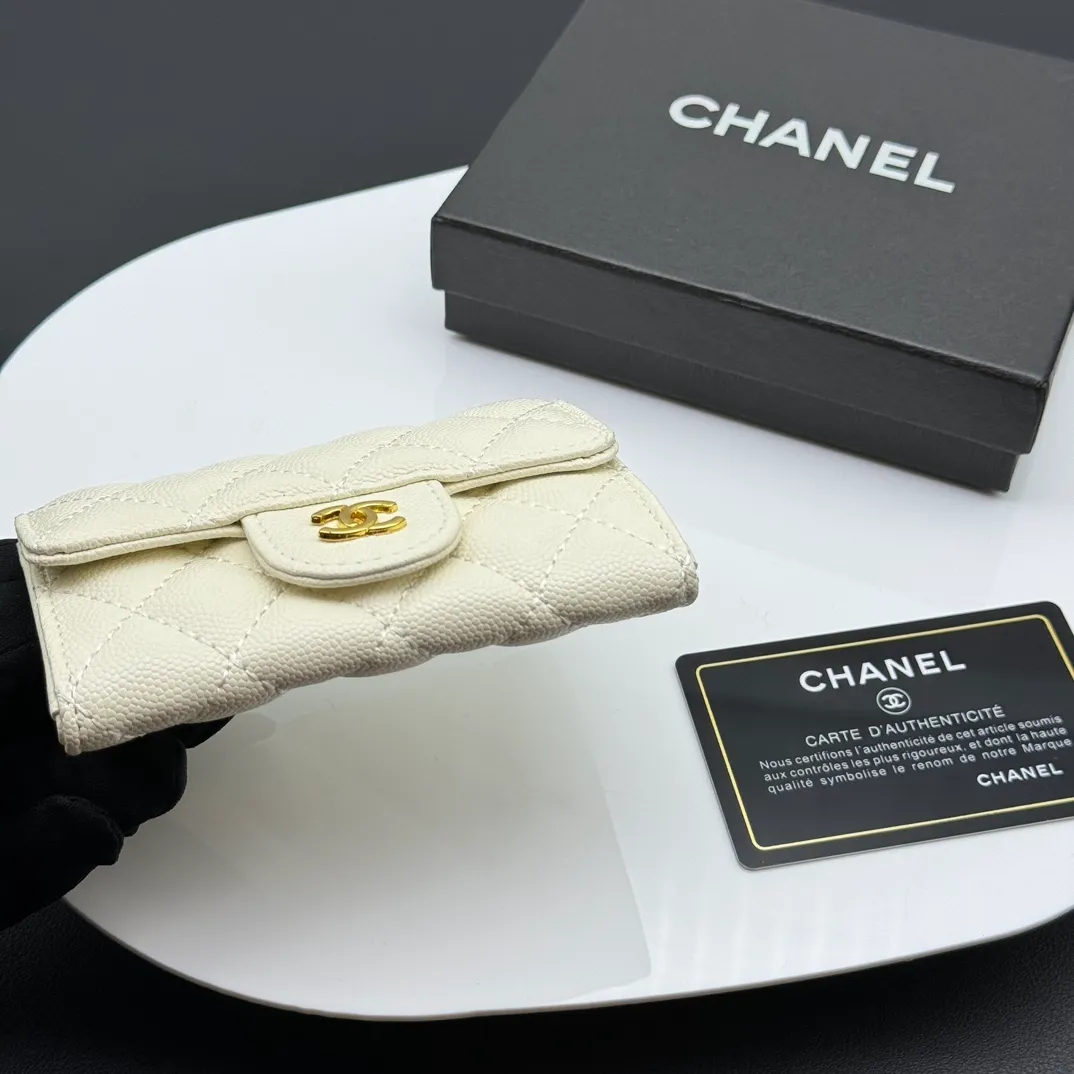 💰130 💎Top quality 💖 𝑪𝑯𝑨𝑵𝑬𝑳 Caviar white/gold 💌 23K classic diamond pattern lambskin Chanel wallet 👛 CHANEL Classic Series Many new cf small card bags have arrived! This card holder has an extra card pocket at the back than the previous classic card holder❤️You can store cards and coins separately😊A very practical coin purse❤️Model number: AP458 Size: 11X7.5X2
