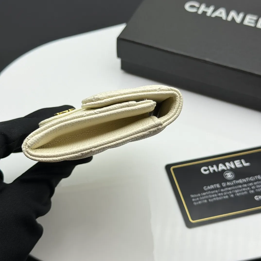 💰130 💎Top quality 💖 𝑪𝑯𝑨𝑵𝑬𝑳 Caviar white/gold 💌 23K classic diamond pattern lambskin Chanel wallet 👛 CHANEL Classic Series Many new cf small card bags have arrived! This card holder has an extra card pocket at the back than the previous classic card holder❤️You can store cards and coins separately😊A very practical coin purse❤️Model number: AP458 Size: 11X7.5X2