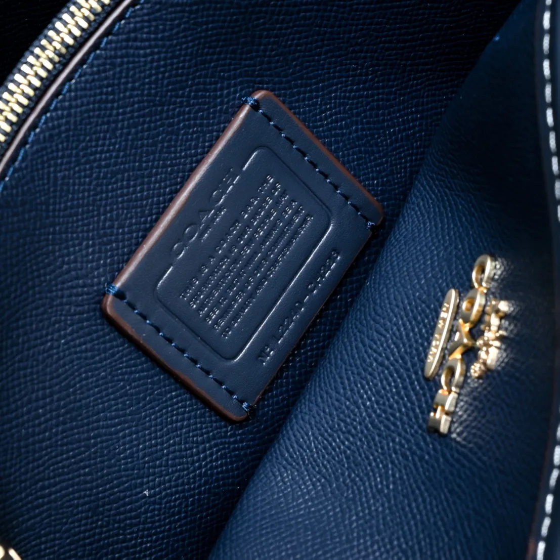 P340 [Top original order] COACH Chambray Tote CH228 A classic tote bag that is both beautiful and practical. It is exquisite and compact, with a zippered compartment, very practical! Size:25*19*12cm