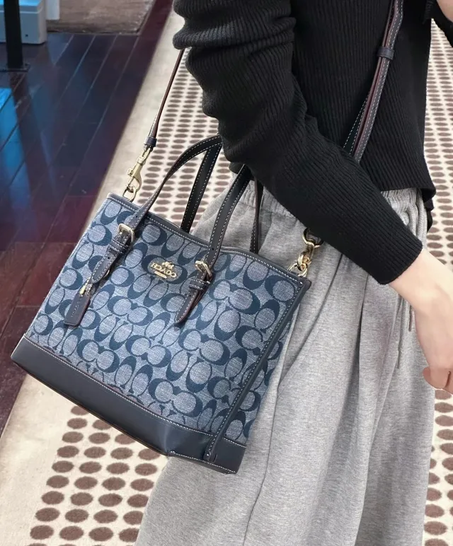 P340 [Top original order] COACH Chambray Tote CH228 A classic tote bag that is both beautiful and practical. It is exquisite and compact, with a zippered compartment, very practical! Size:25*19*12cm
