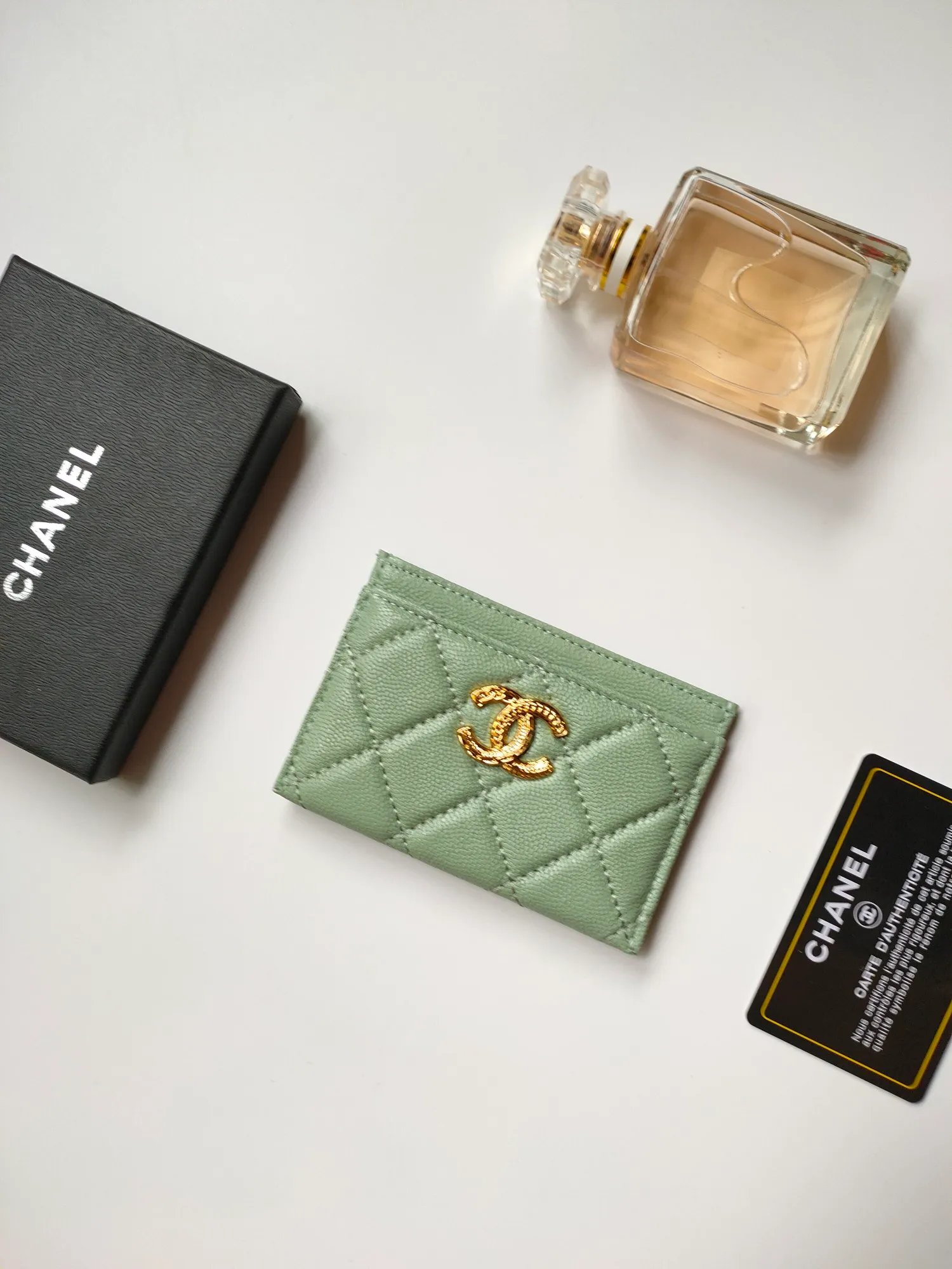 💰90💰Model 3188 CHANEL 22k embossed lgo large double C hardware, official website latest in 2023🆕card holder, caviar medium ball grain cowhide, anti-scratch, super glossy, 3 card slots each put a card, you can also put a card + a few coins in the middle
