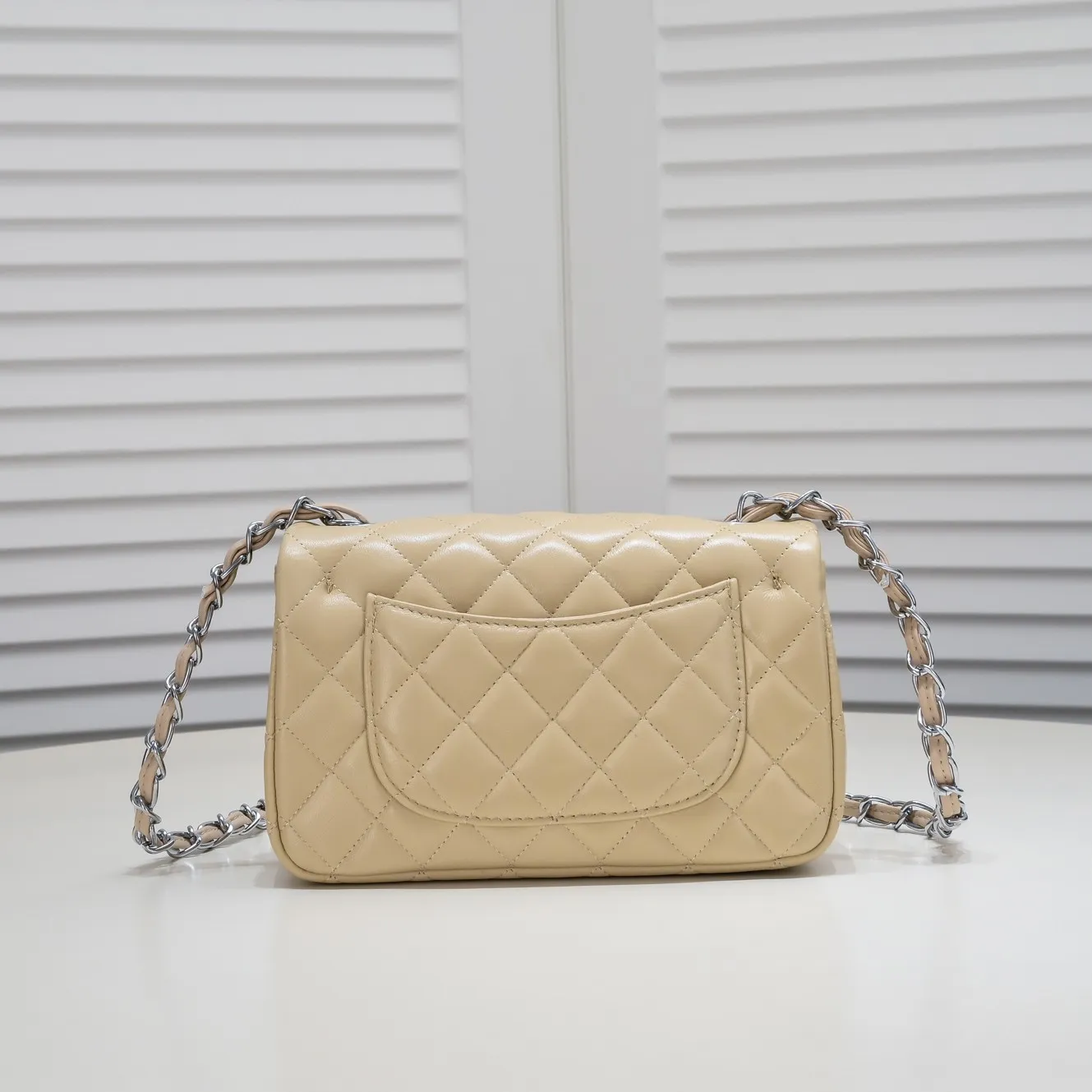 💰320￥Apricot CF versatile lambskin🌹 Chanel💃🏻‼ ️Eternal classic style [shy] noble temperament💃🏻favorite of celebrities🌟soft leather and high-end👍counter hardware exquisite workmanship to reject flaws [strong] both dazzling and feminine 😝[strong] luxurious and durable🌟Size: 20*14*7cm Style number: 1116