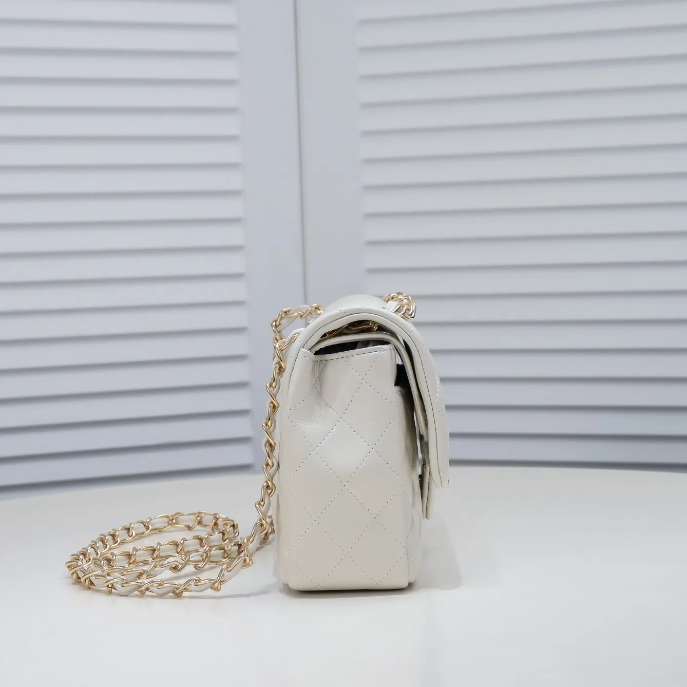 💰400￥ Off-white Chanel🔥Exclusive quality real shot shipment ✈️Official website updated simultaneously👑Chanel sheep pattern classic style with original hardware, summer style is coming💋CHANEL ‼ ️Crossbody bag, sheepskin with red lining🌸‼ ️ 🙈Fashion new favorite🙈 Size: 25.5*16*6.5. Style number: 1112 sheepskin