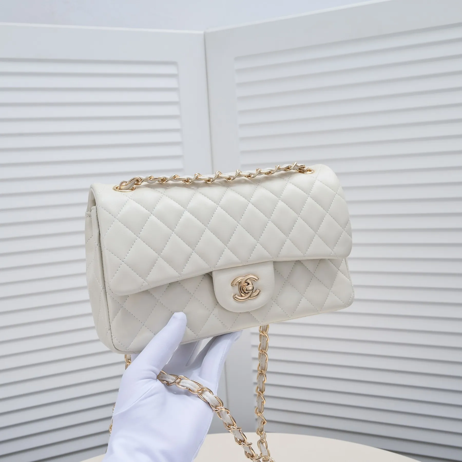 💰400￥ Off-white Chanel🔥Exclusive quality real shot shipment ✈️Official website updated simultaneously👑Chanel sheep pattern classic style with original hardware, summer style is coming💋CHANEL ‼ ️Crossbody bag, sheepskin with red lining🌸‼ ️ 🙈Fashion new favorite🙈 Size: 25.5*16*6.5. Style number: 1112 sheepskin