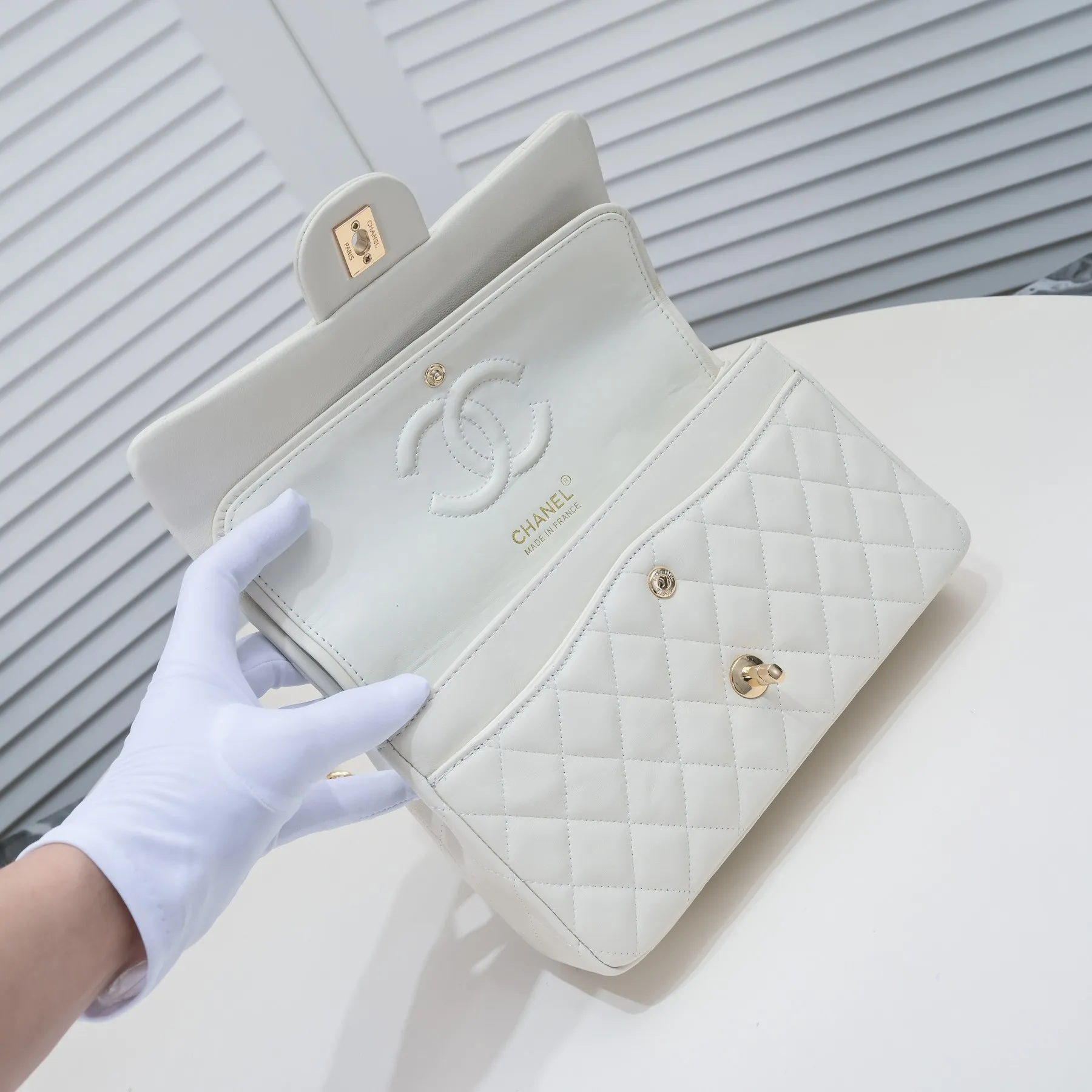 💰400￥ Off-white Chanel🔥Exclusive quality real shot shipment ✈️Official website updated simultaneously👑Chanel sheep pattern classic style with original hardware, summer style is coming💋CHANEL ‼ ️Crossbody bag, sheepskin with red lining🌸‼ ️ 🙈Fashion new favorite🙈 Size: 25.5*16*6.5. Style number: 1112 sheepskin