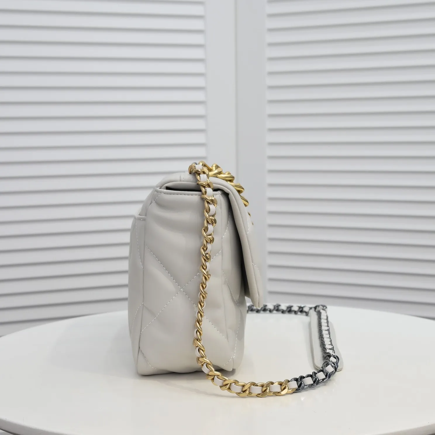 💰410￥The latest popular model of Chanel in off-white medium size has been shipped📣📣Synchronized with counters🤭Imported cowhide🐂feels very soft. The upper body effect is super good, it can be carried by hand, on one shoulder or cross-body, showing the elegance and charm of women. Hurry up and get it. Style number: 9011. Size: 30*20*12cm.