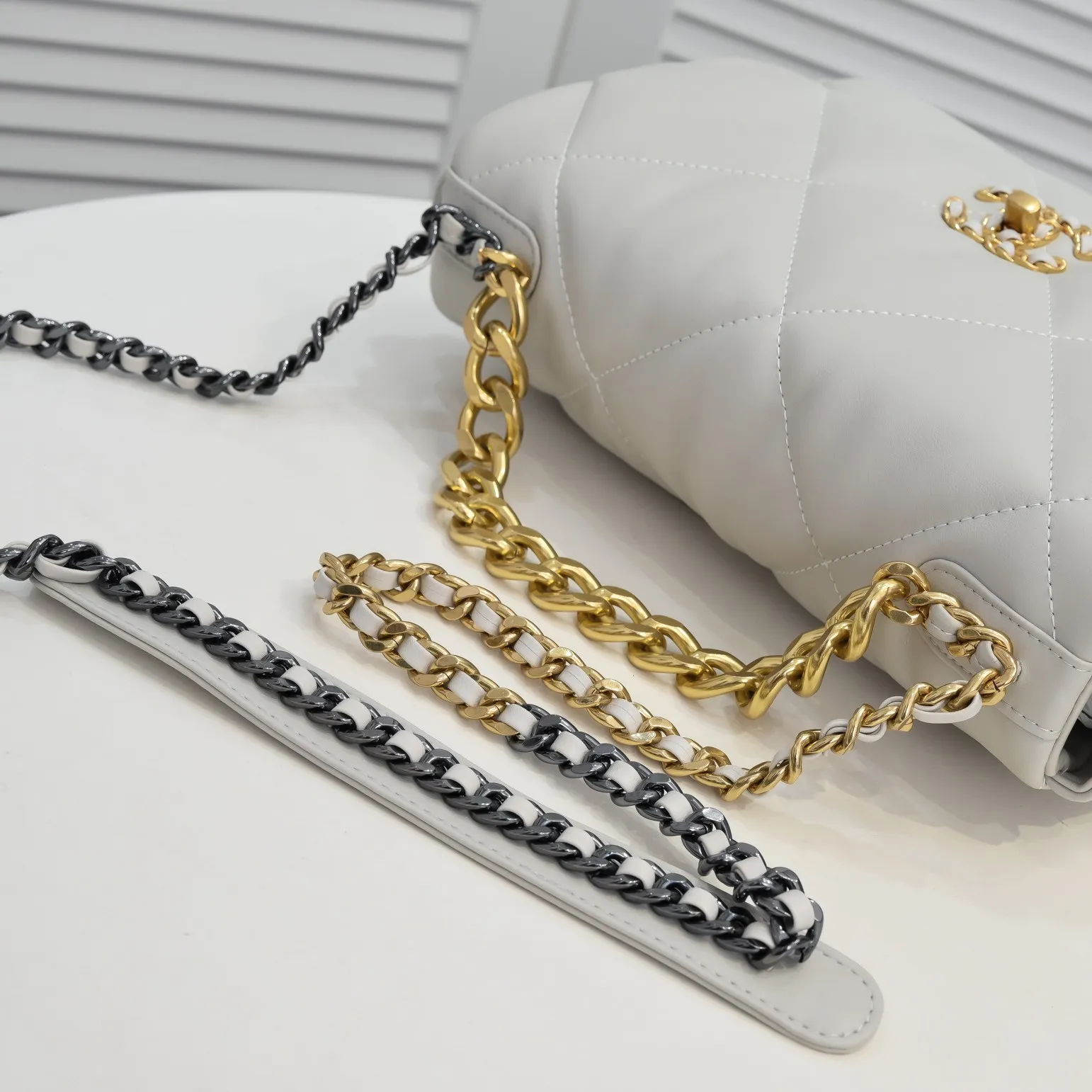 💰410￥The latest popular model of Chanel in off-white medium size has been shipped📣📣Synchronized with counters🤭Imported cowhide🐂feels very soft. The upper body effect is super good, it can be carried by hand, on one shoulder or cross-body, showing the elegance and charm of women. Hurry up and get it. Style number: 9011. Size: 30*20*12cm.
