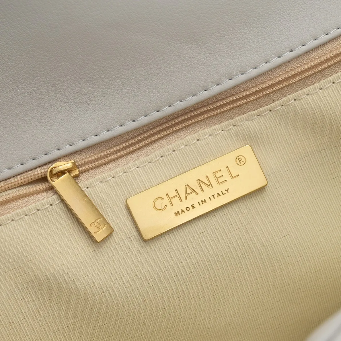 💰410￥The latest popular model of Chanel in off-white medium size has been shipped📣📣Synchronized with counters🤭Imported cowhide🐂feels very soft. The upper body effect is super good, it can be carried by hand, on one shoulder or cross-body, showing the elegance and charm of women. Hurry up and get it. Style number: 9011. Size: 30*20*12cm.