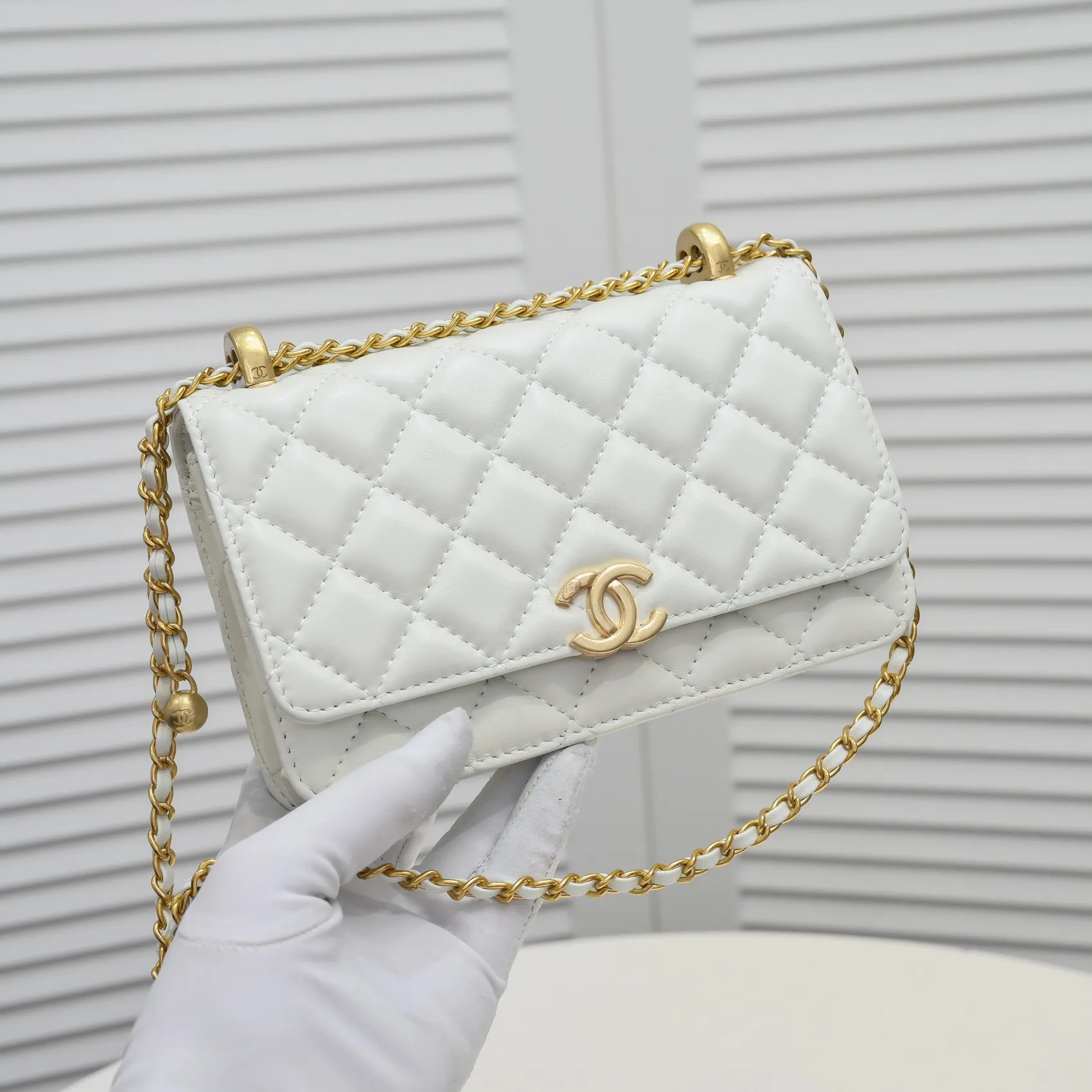 💰360￥CHANEL:🌈✨: First launched on the whole network, 2021 early spring limited edition cf gorgeous and unique style bag✨ We can’t miss it either. The shoulder straps are adjustable and made of sheepskin. It feels super soft and comfortable, the design is novel and unique, and the outstanding taste and temperament highlights are everywhere! Style number: A33814-1 Size: 19*12*4cm