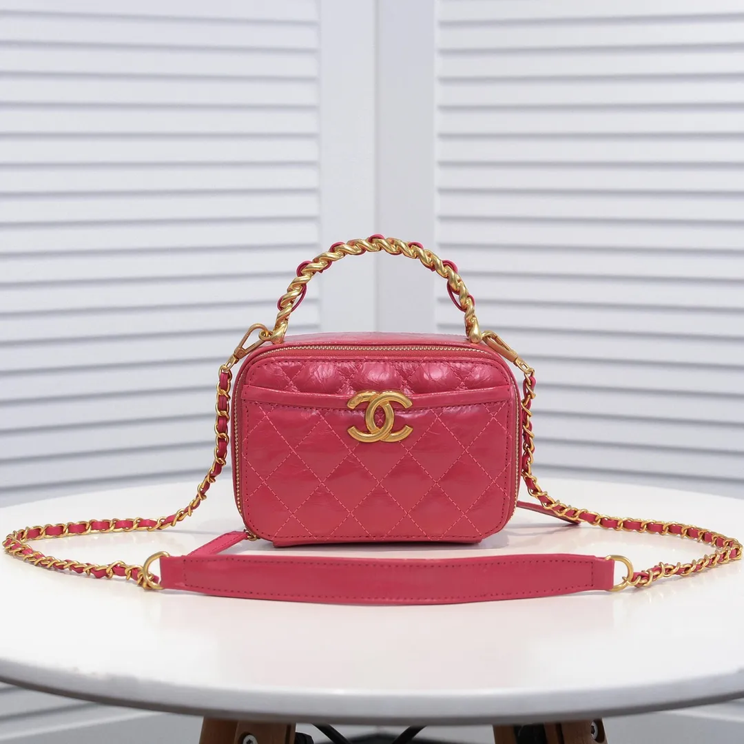 💰400￥Small size👑Chanel 2021 latest large and small camera bags are shipped! The double-zipper handheld camera bag is on sale now; it is made of imported top-layer oil-waxed calfskin. It has a strong sense of light. The leather chain-shaped handle has a retro style, and the compartment design is destined to have extraordinary capacity; it is super easy to store. It combines sophistication and fashion, and it is also great to use as a cosmetic case! Size: Small 14.5*10x7.5cm Style number: 9055 Small