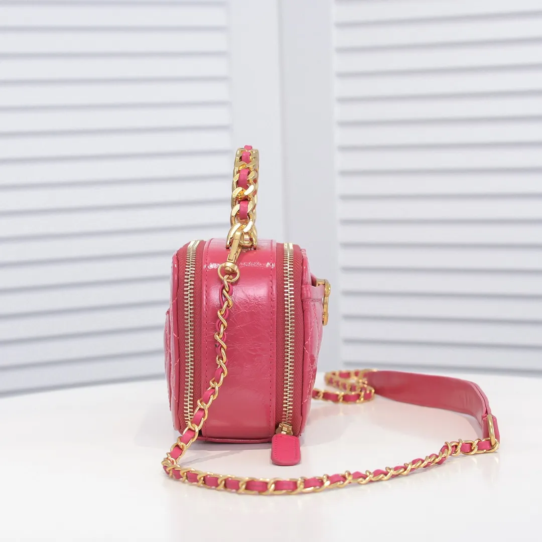 💰400￥Small size👑Chanel 2021 latest large and small camera bags are shipped! The double-zipper handheld camera bag is on sale now; it is made of imported top-layer oil-waxed calfskin. It has a strong sense of light. The leather chain-shaped handle has a retro style, and the compartment design is destined to have extraordinary capacity; it is super easy to store. It combines sophistication and fashion, and it is also great to use as a cosmetic case! Size: Small 14.5*10x7.5cm Style number: 9055 Small