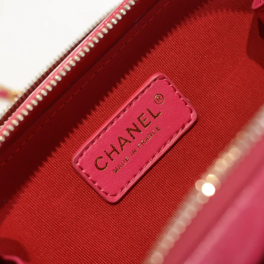 💰400￥Small size👑Chanel 2021 latest large and small camera bags are shipped! The double-zipper handheld camera bag is on sale now; it is made of imported top-layer oil-waxed calfskin. It has a strong sense of light. The leather chain-shaped handle has a retro style, and the compartment design is destined to have extraordinary capacity; it is super easy to store. It combines sophistication and fashion, and it is also great to use as a cosmetic case! Size: Small 14.5*10x7.5cm Style number: 9055 Small