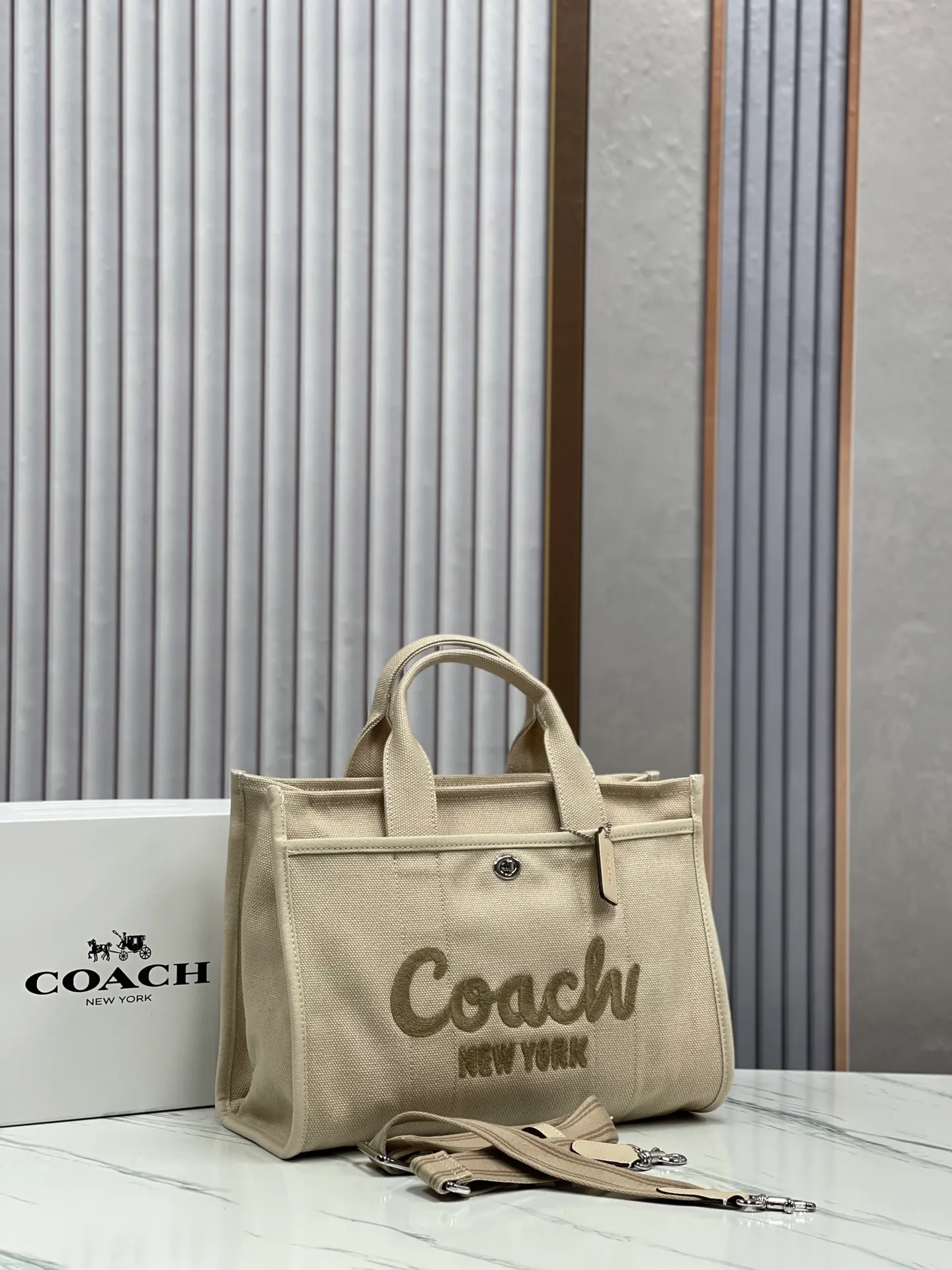 Top original order, batch 480💰Coach’s January new model CP416 cargo tote bag is a must-have for commuting and meets daily needs. Exquisite letter embroidery texture and full closed zipper design, very safe√Size: 33X24X14