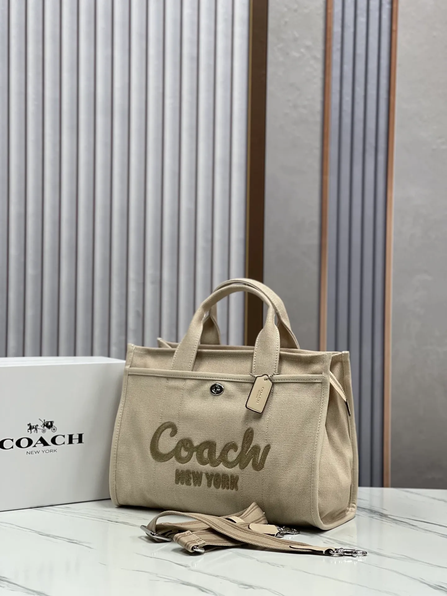 Top original order, batch 480💰Coach’s January new model CP416 cargo tote bag is a must-have for commuting and meets daily needs. Exquisite letter embroidery texture and full closed zipper design, very safe√Size: 33X24X14