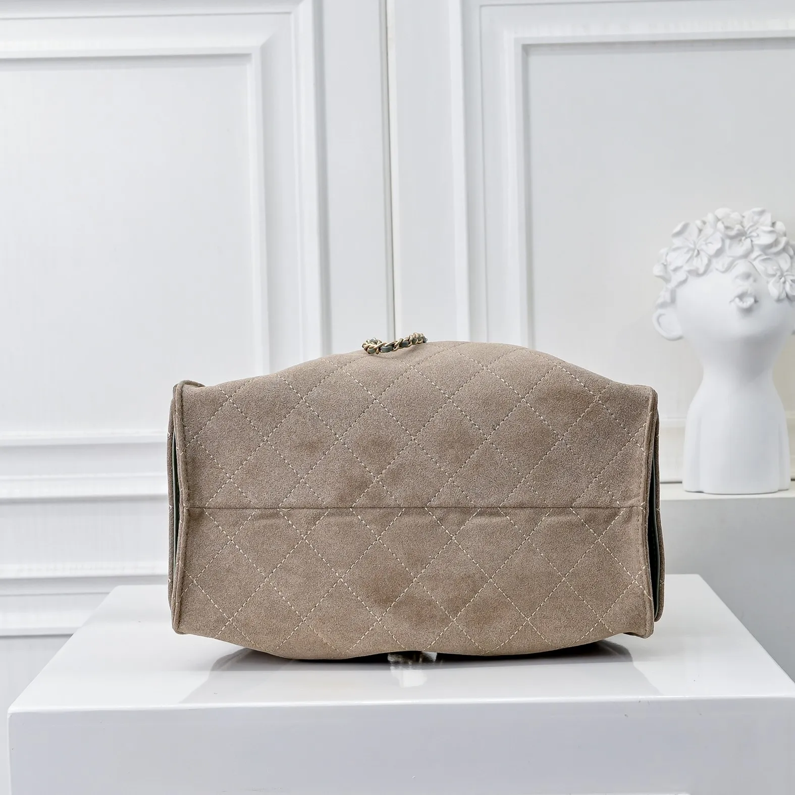 💰540￥Upgraded version of chanel 25c matte cowhide hobo armpit bag hippie armpit bag small retro gold coin button drawstring bucket bag + rhombus pattern + retro black gold classic chain design, full of high-end sense! A must-have for daily travel, with exquisite appearance and delicate texture, it can be easily worn in both casual and formal occasions. Size: 30x26x14cm Style No.: 7071 Material: Matte