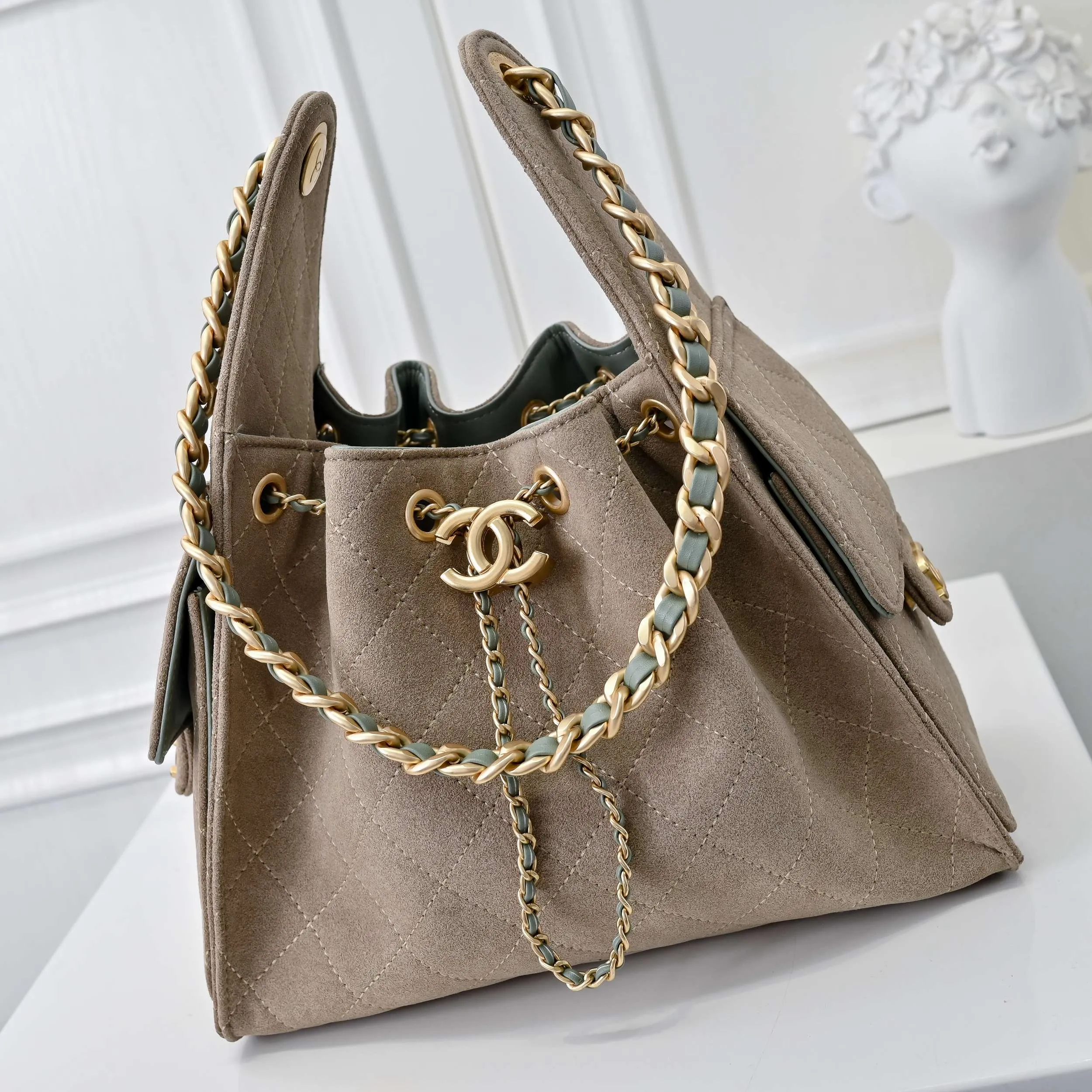 💰540￥Upgraded version of chanel 25c matte cowhide hobo armpit bag hippie armpit bag small retro gold coin button drawstring bucket bag + rhombus pattern + retro black gold classic chain design, full of high-end sense! A must-have for daily travel, with exquisite appearance and delicate texture, it can be easily worn in both casual and formal occasions. Size: 30x26x14cm Style No.: 7071 Material: Matte