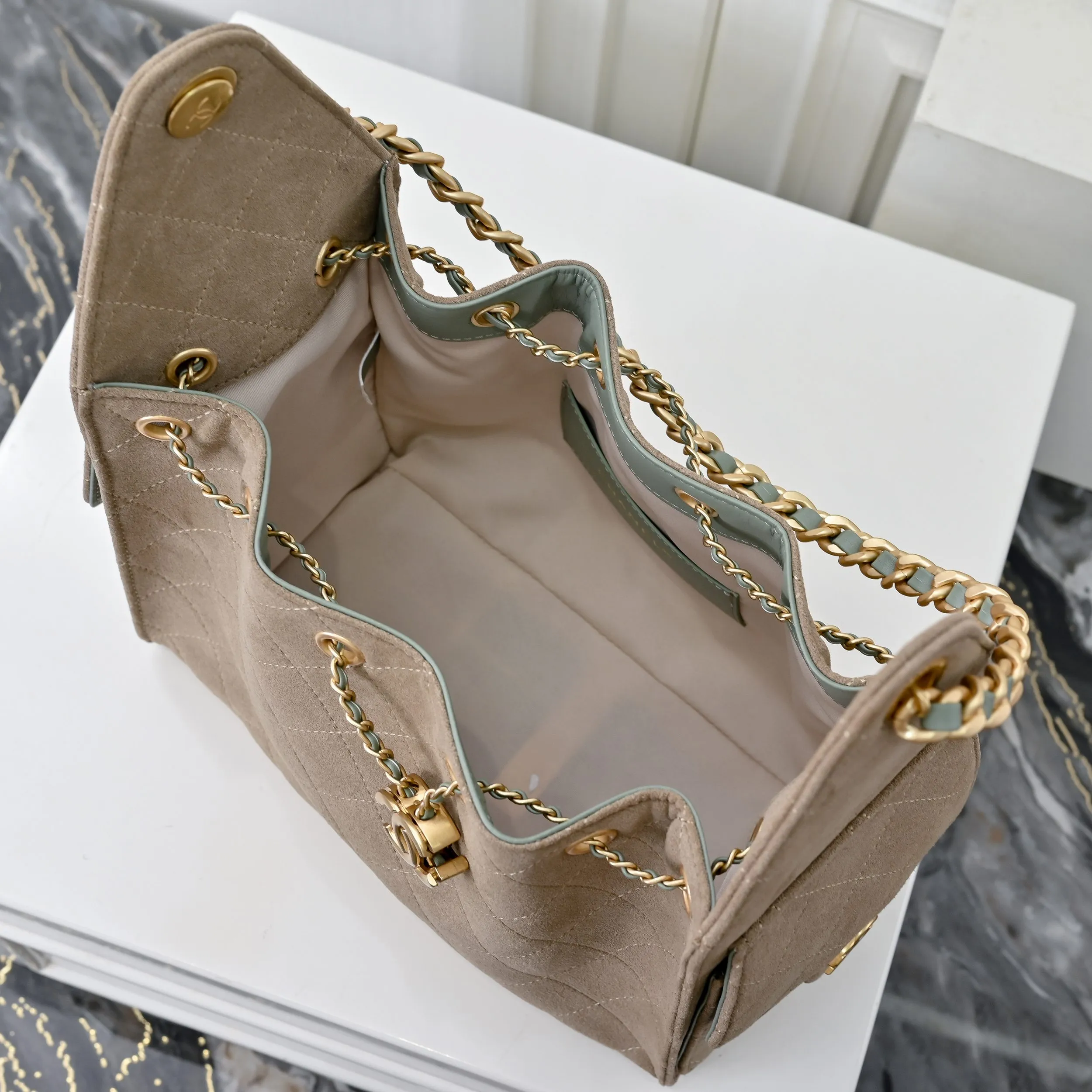 💰540￥Upgraded version of chanel 25c matte cowhide hobo armpit bag hippie armpit bag small retro gold coin button drawstring bucket bag + rhombus pattern + retro black gold classic chain design, full of high-end sense! A must-have for daily travel, with exquisite appearance and delicate texture, it can be easily worn in both casual and formal occasions. Size: 30x26x14cm Style No.: 7071 Material: Matte