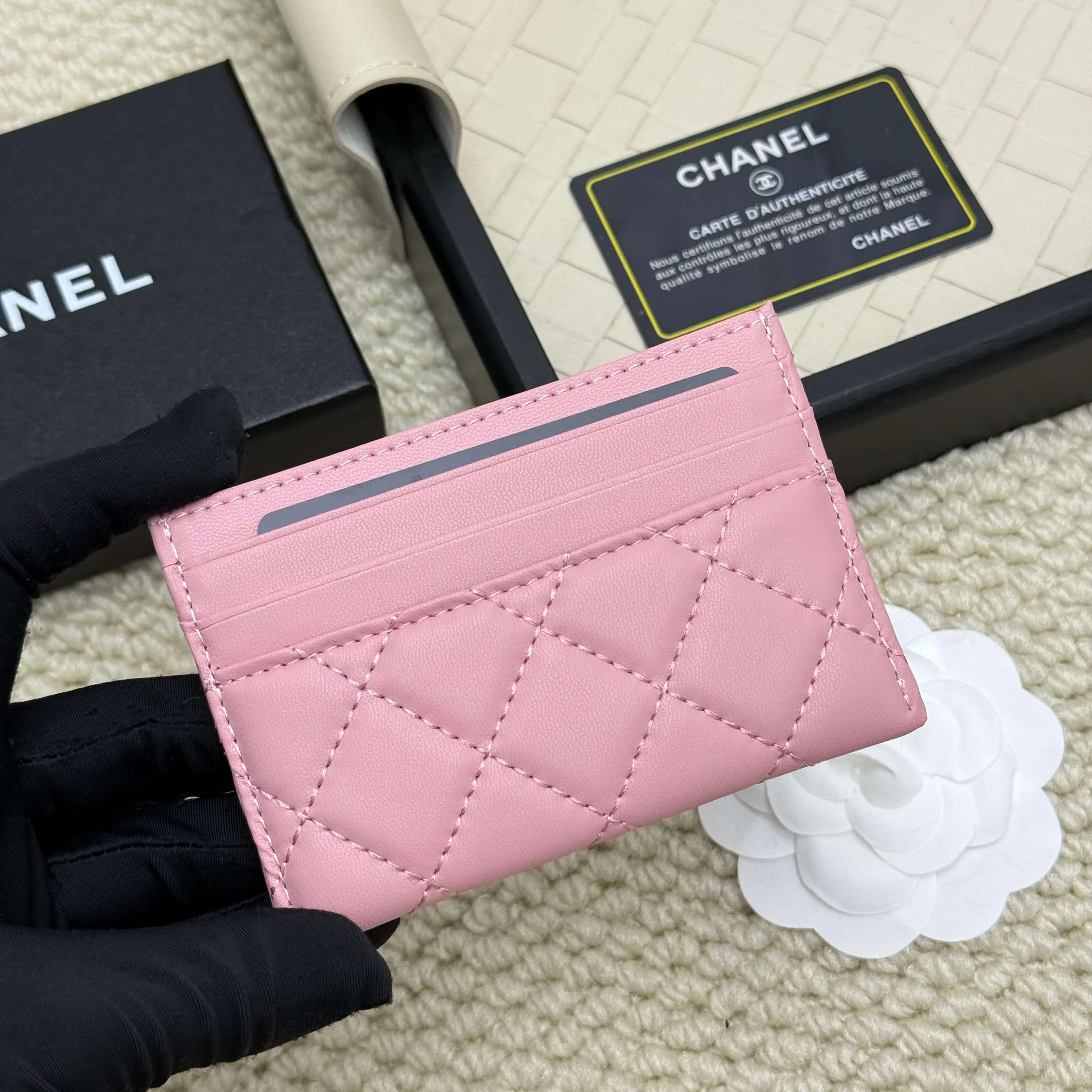 💰110 Chanel's new model, model: AP7776 31 card holder, sheepskin ball pattern. This new 31 card holder comes in several cute pink colors and can hold 6 or 7 cards no problem❣️ Size: 8*11