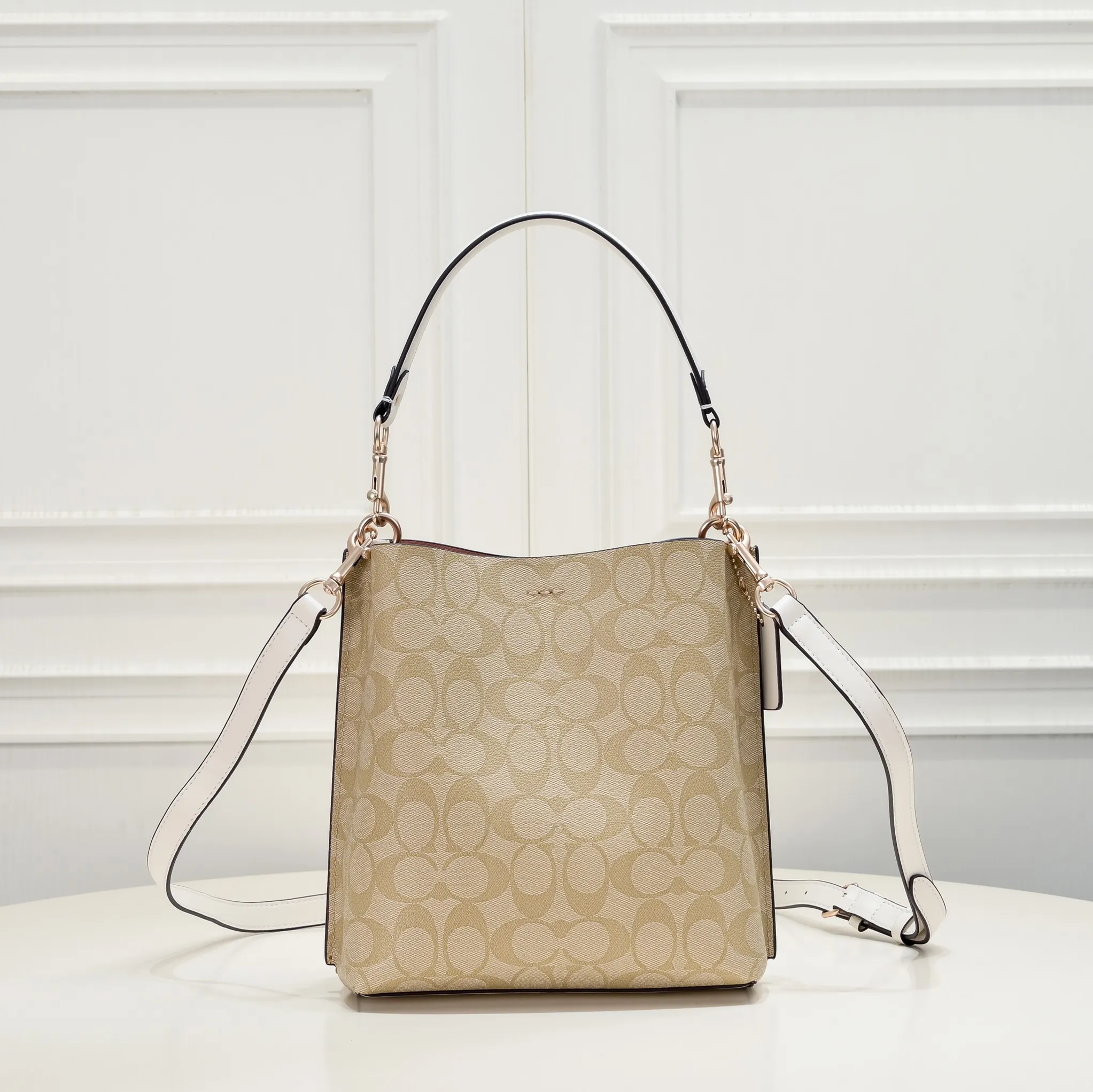 CA582, Coach's latest Mollie series bucket bag, small size, made of old PVC material and cowhide material. It is equipped with two detachable shoulder straps, long and short, which can be carried by hand or cross-body. There is a zipper compartment in the middle of the bag, which has good accommodation. The flat body of the bag is more comfortable on the upper body. Size:22*20*10cm
