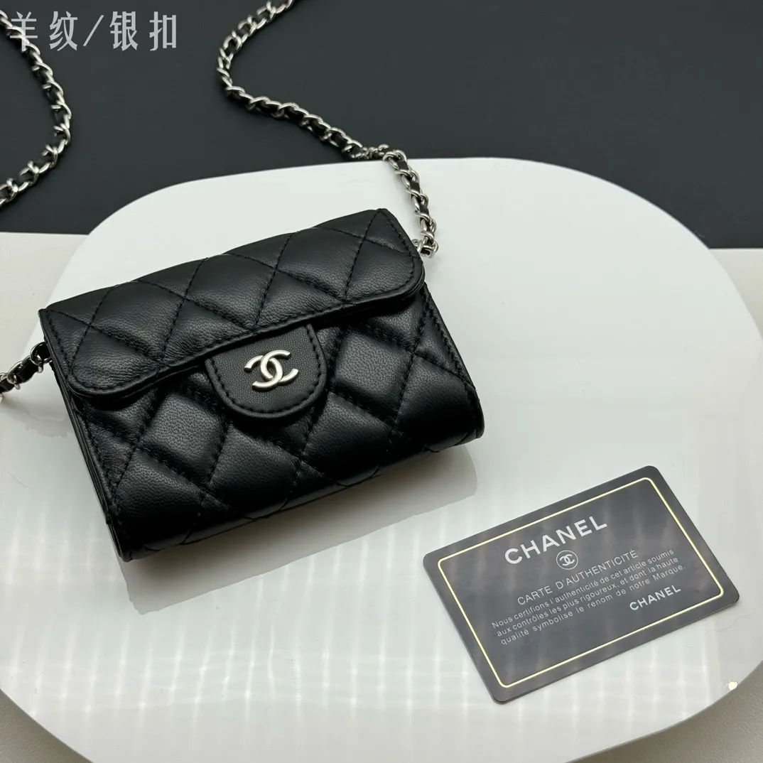 💰170 💎Top quality💖 Comes with gift box 𝑪𝑯𝑨𝑵𝑬𝑳Chanel Sheep pattern/black silver classic chain evening bag lambskin 💌CF series mini evening chain bag has a sense of design, the hand-carrying shape is clamshell decoration, exquisite and elegant, high-end retro. It can be worn as a crossbody or as a hand-held evening bag The chain can be wrapped twice around the bottom of the cover and can be used under the armpits. It has a practical soul and a good-looking appearance. I have to recommend it. It can hold mobile phones and card slots, and it looks good when going out. The two built-in compartments with a pattern have a large capacity and a back pocket, which is really convenient. Style number: AP506 Size 12x8.5x2.5cm