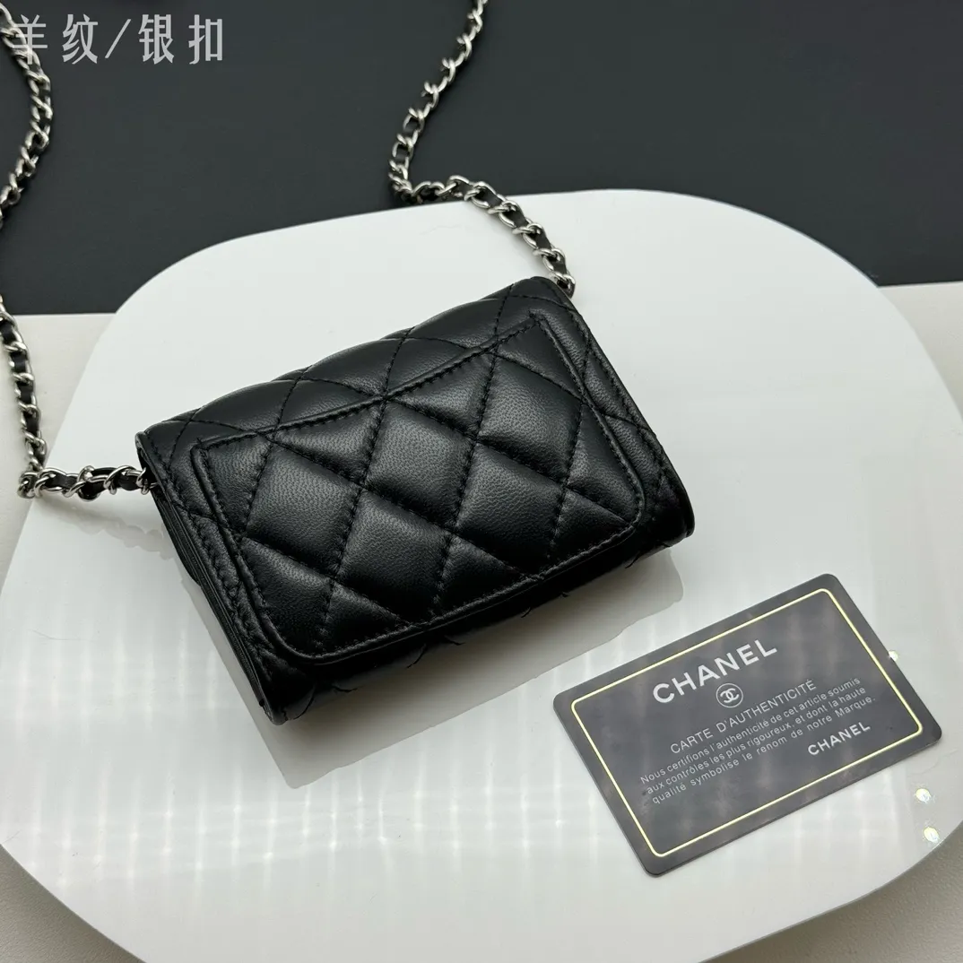 💰170 💎Top quality💖 Comes with gift box 𝑪𝑯𝑨𝑵𝑬𝑳Chanel Sheep pattern/black silver classic chain evening bag lambskin 💌CF series mini evening chain bag has a sense of design, the hand-carrying shape is clamshell decoration, exquisite and elegant, high-end retro. It can be worn as a crossbody or as a hand-held evening bag The chain can be wrapped twice around the bottom of the cover and can be used under the armpits. It has a practical soul and a good-looking appearance. I have to recommend it. It can hold mobile phones and card slots, and it looks good when going out. The two built-in compartments with a pattern have a large capacity and a back pocket, which is really convenient. Style number: AP506 Size 12x8.5x2.5cm