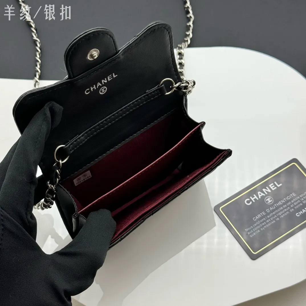 💰170 💎Top quality💖 Comes with gift box 𝑪𝑯𝑨𝑵𝑬𝑳Chanel Sheep pattern/black silver classic chain evening bag lambskin 💌CF series mini evening chain bag has a sense of design, the hand-carrying shape is clamshell decoration, exquisite and elegant, high-end retro. It can be worn as a crossbody or as a hand-held evening bag The chain can be wrapped twice around the bottom of the cover and can be used under the armpits. It has a practical soul and a good-looking appearance. I have to recommend it. It can hold mobile phones and card slots, and it looks good when going out. The two built-in compartments with a pattern have a large capacity and a back pocket, which is really convenient. Style number: AP506 Size 12x8.5x2.5cm