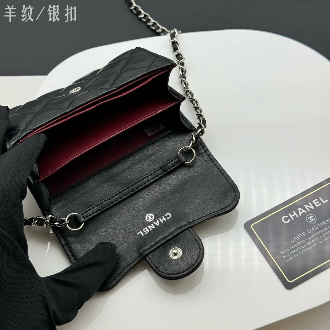 💰170 💎Top quality💖 Comes with gift box 𝑪𝑯𝑨𝑵𝑬𝑳Chanel Sheep pattern/black silver classic chain evening bag lambskin 💌CF series mini evening chain bag has a sense of design, the hand-carrying shape is clamshell decoration, exquisite and elegant, high-end retro. It can be worn as a crossbody or as a hand-held evening bag The chain can be wrapped twice around the bottom of the cover and can be used under the armpits. It has a practical soul and a good-looking appearance. I have to recommend it. It can hold mobile phones and card slots, and it looks good when going out. The two built-in compartments with a pattern have a large capacity and a back pocket, which is really convenient. Style number: AP506 Size 12x8.5x2.5cm