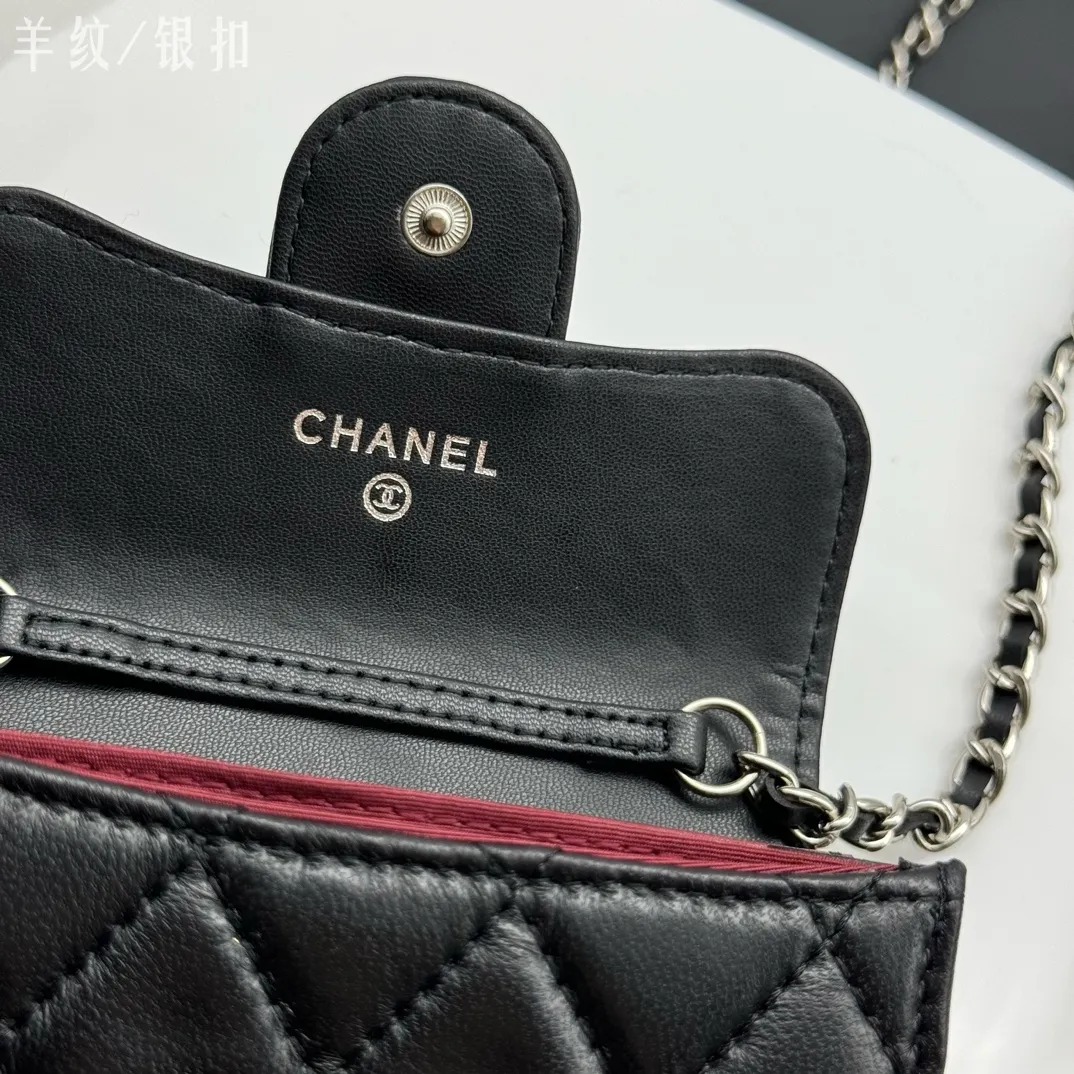 💰170 💎Top quality💖 Comes with gift box 𝑪𝑯𝑨𝑵𝑬𝑳Chanel Sheep pattern/black silver classic chain evening bag lambskin 💌CF series mini evening chain bag has a sense of design, the hand-carrying shape is clamshell decoration, exquisite and elegant, high-end retro. It can be worn as a crossbody or as a hand-held evening bag The chain can be wrapped twice around the bottom of the cover and can be used under the armpits. It has a practical soul and a good-looking appearance. I have to recommend it. It can hold mobile phones and card slots, and it looks good when going out. The two built-in compartments with a pattern have a large capacity and a back pocket, which is really convenient. Style number: AP506 Size 12x8.5x2.5cm