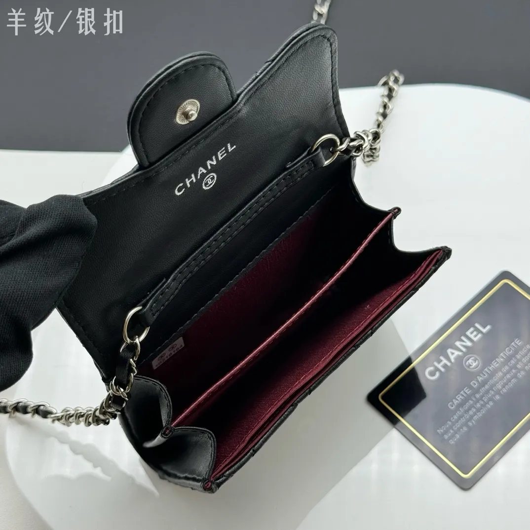 💰170 💎Top quality💖 Comes with gift box 𝑪𝑯𝑨𝑵𝑬𝑳Chanel Sheep pattern/black silver classic chain evening bag lambskin 💌CF series mini evening chain bag has a sense of design, the hand-carrying shape is clamshell decoration, exquisite and elegant, high-end retro. It can be worn as a crossbody or as a hand-held evening bag The chain can be wrapped twice around the bottom of the cover and can be used under the armpits. It has a practical soul and a good-looking appearance. I have to recommend it. It can hold mobile phones and card slots, and it looks good when going out. The two built-in compartments with a pattern have a large capacity and a back pocket, which is really convenient. Style number: AP506 Size 12x8.5x2.5cm