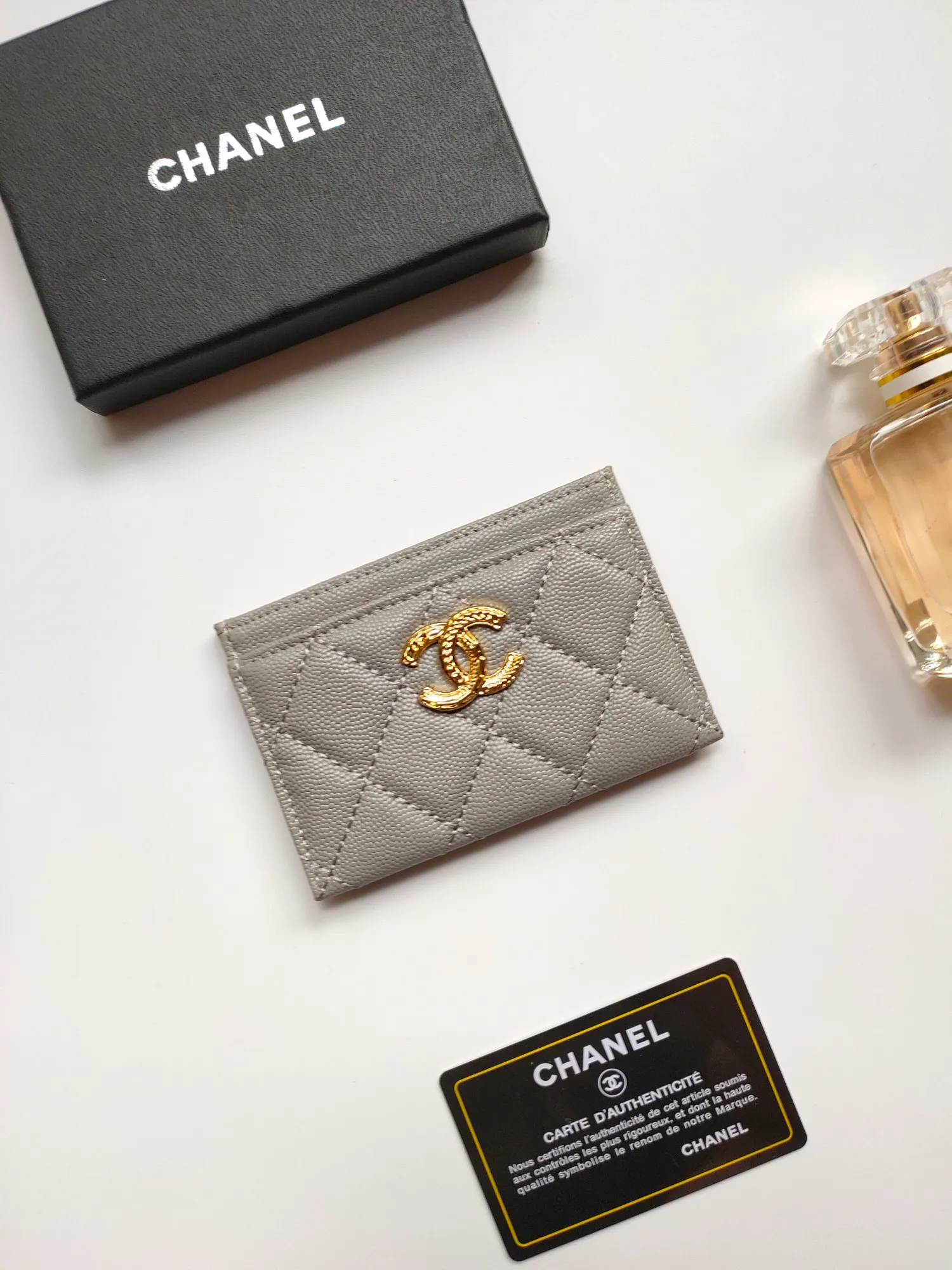 💰90💰Model 3188 CHANEL 22k embossed lgo large double C hardware, official website latest in 2023🆕card holder, caviar medium ball grain cowhide, anti-scratch, super glossy, 3 card slots each put a card, you can also put a card + a few coins in the middle