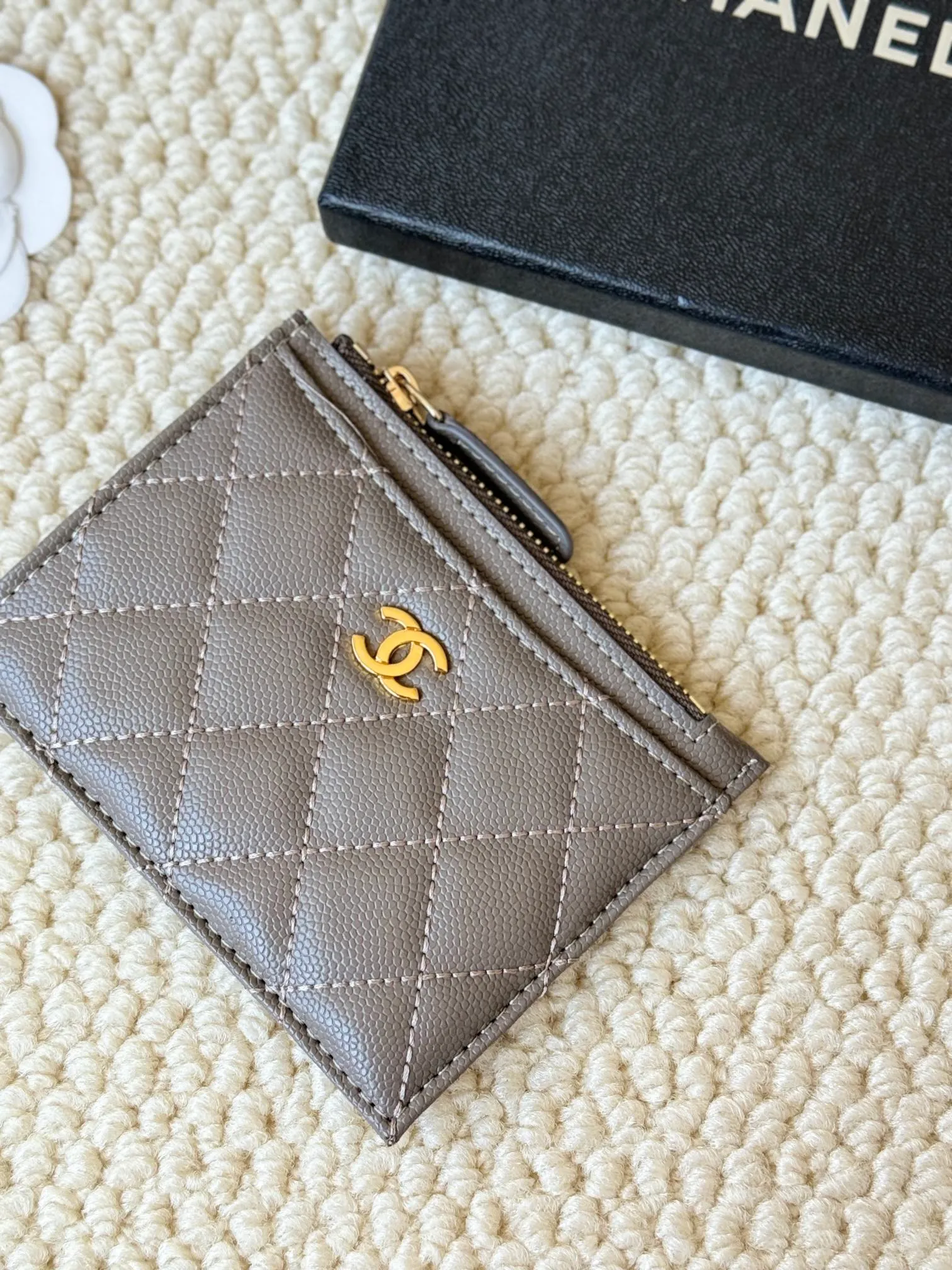 💰120 Chanel single-pull card holder can hold four cards and change, can be held in hand, can be put in the bag, easy to store, small and cute mini card holder, made of cowhide, model number A84105, size: 9x11.5cm​
