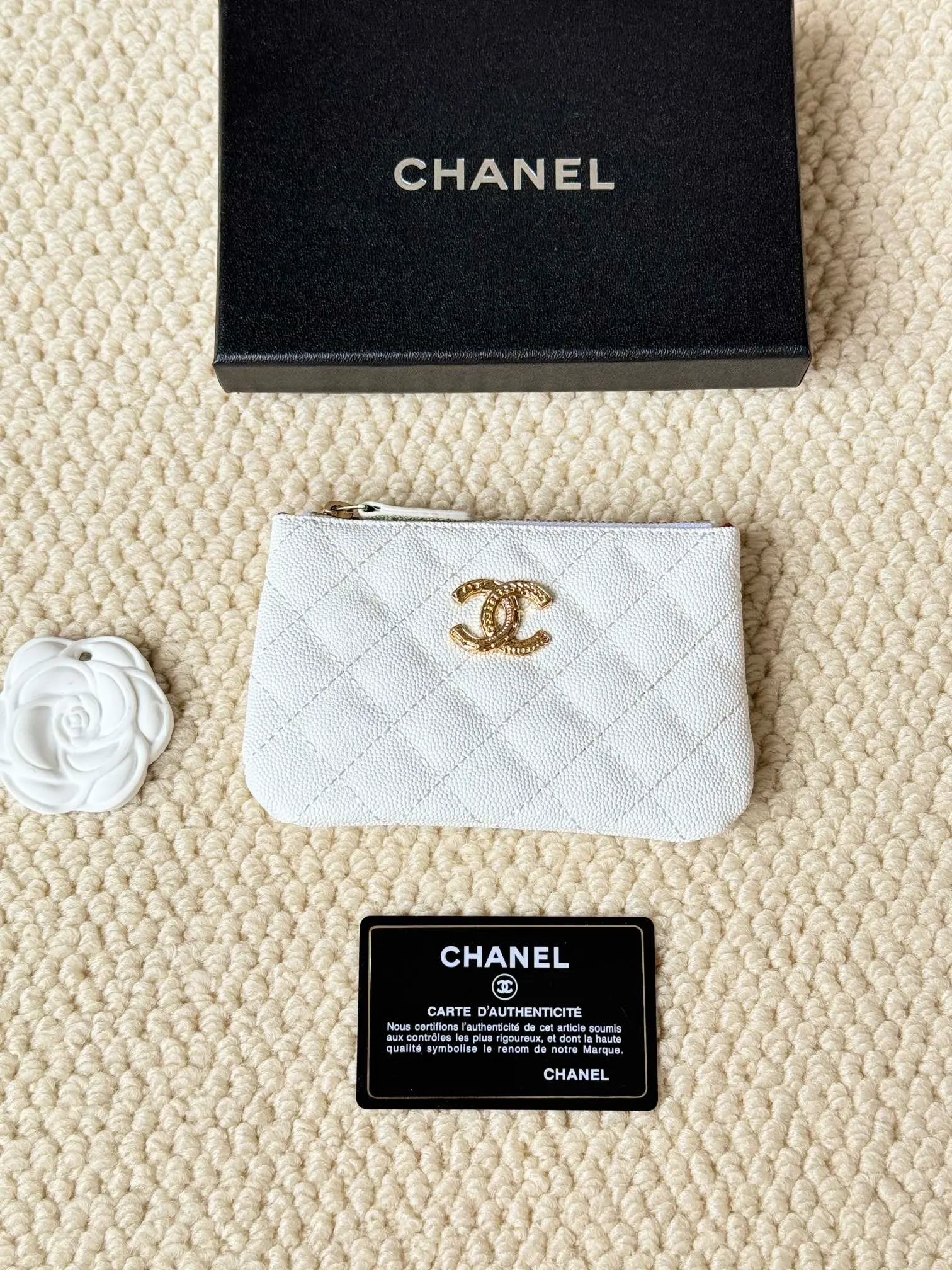 💰130 CHANEL 22k embossed lgo large double C hardware, fresh design, exquisite replica flavor, very beautiful, official website 2023 latest 🆕Card holder. Caviar medium ball grain cowhide is anti-scratch, super glossy. It is troublesome to carry a bag that is too big in summer. It is suitable for putting in a mini bag, and it is convenient to put in your pocket😍 The bag has a zipper, super practical, you can also put cards, change, coins, keys inside! Style number: 82365 Size: 15*8.5 Color: ball pattern gold,
