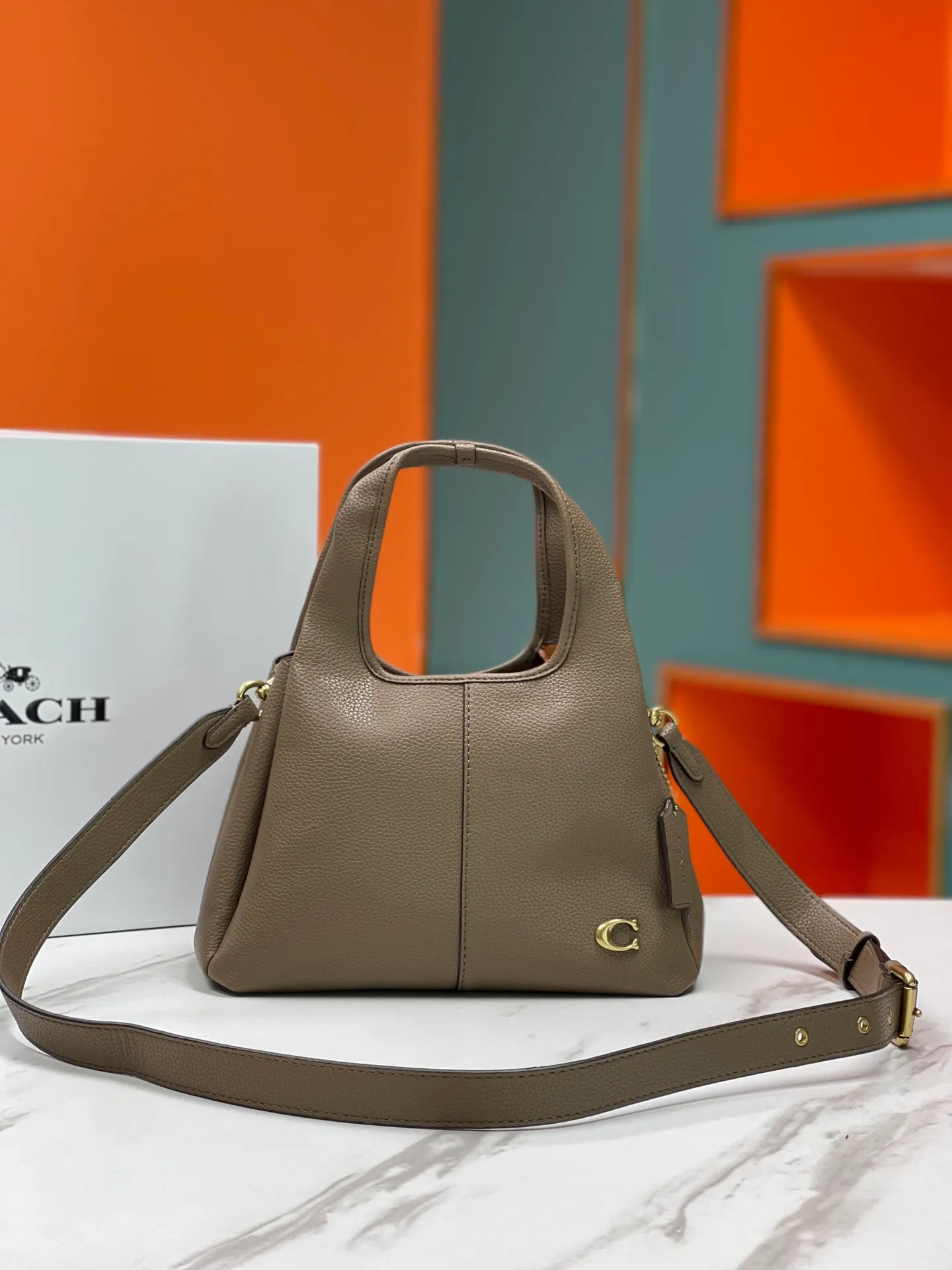 Top original order, batch 460💰Coach/Coach’s new vegetable basket, huge and beautiful, Coach model CM545. New LANA vegetable basket bag in September. The bag shape is simple and elegant, and can be used for daily items. It is small enough and can be carried by hand or cross-body. Daily items can be placed completely. It is medium-sized and can be carried by hand or cross-body. Size 22.31.13.