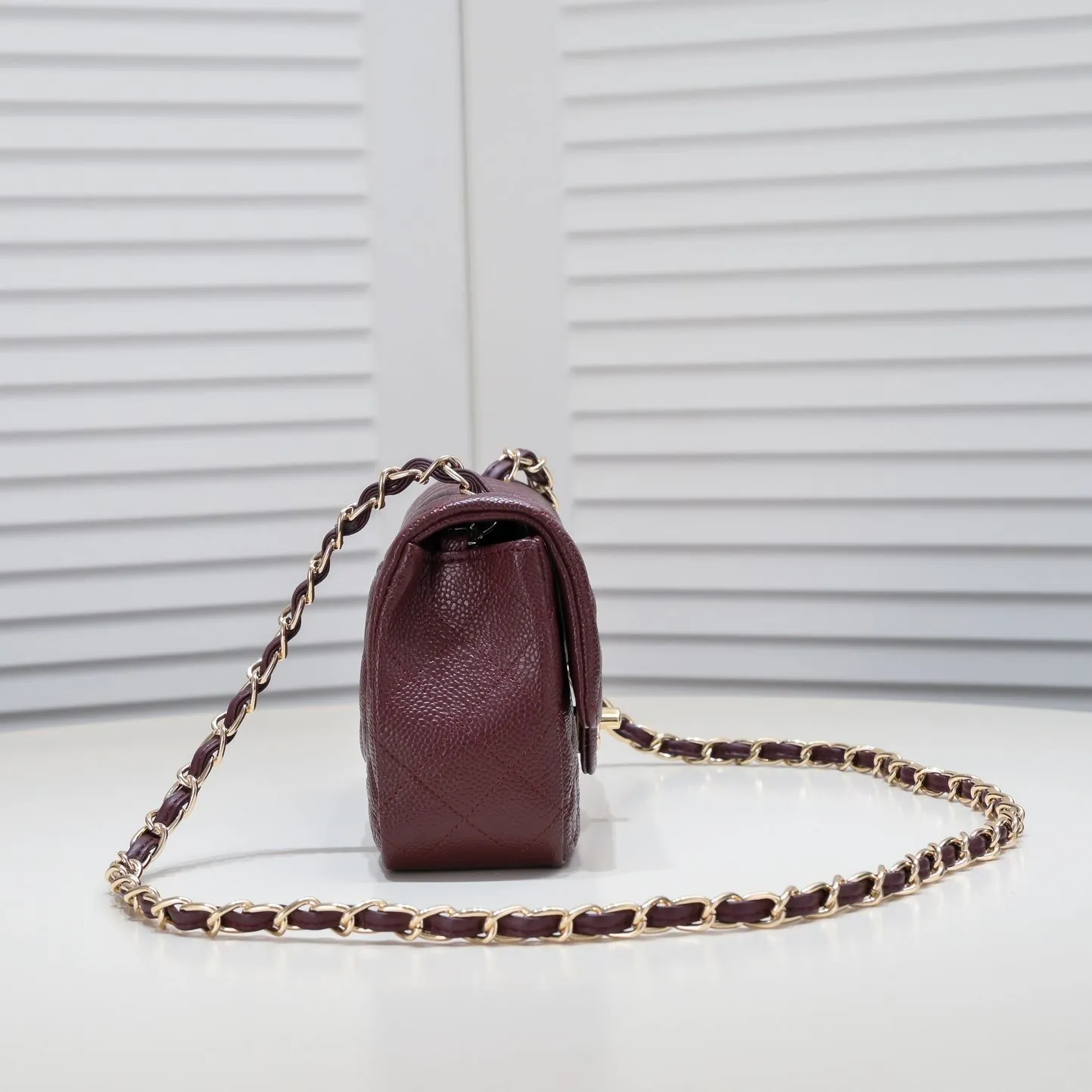 💰320￥Maroon Red💥CF Versatile Caviar Leather🌹 Chanel💃🏻‼ ️Eternal classic style [shy] noble temperament💃🏻favorite of celebrities🌟soft leather and high-end👍counter hardware exquisite workmanship to reject defects [strong] both dazzling and feminine 😝[strong] luxurious and durable🌟size: 20*14*7cm style number 1116 reverse edge
